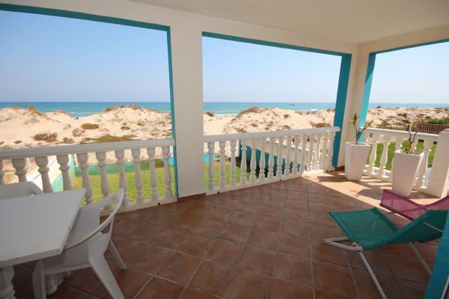 Beach villa with pool and 2 apartments, 6 bedrooms, direct access to the beach dunes of Oliva