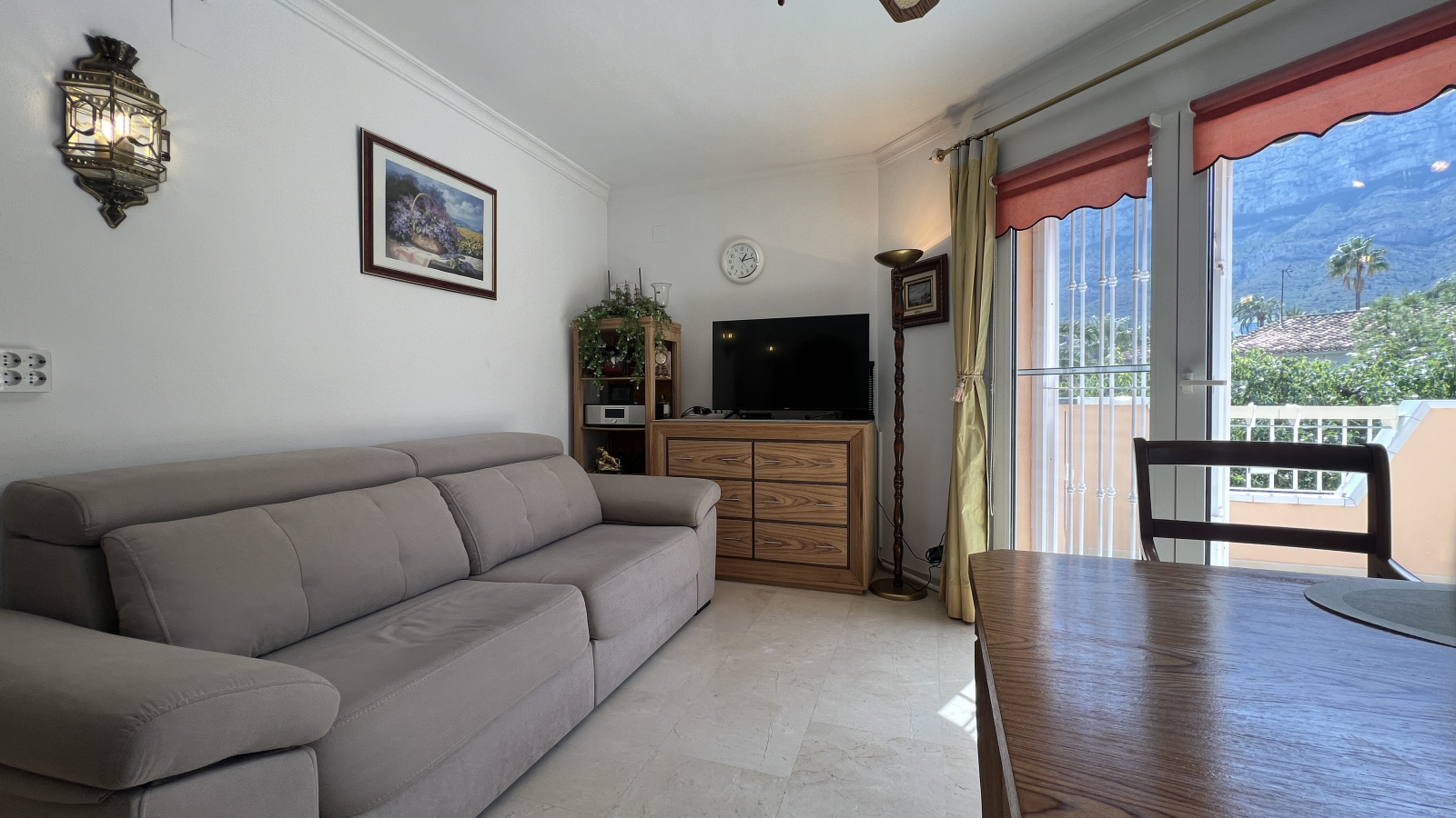 Bonito piso en un soleado complejo residencial cerca de la ciudad en la urbanización La Medina.