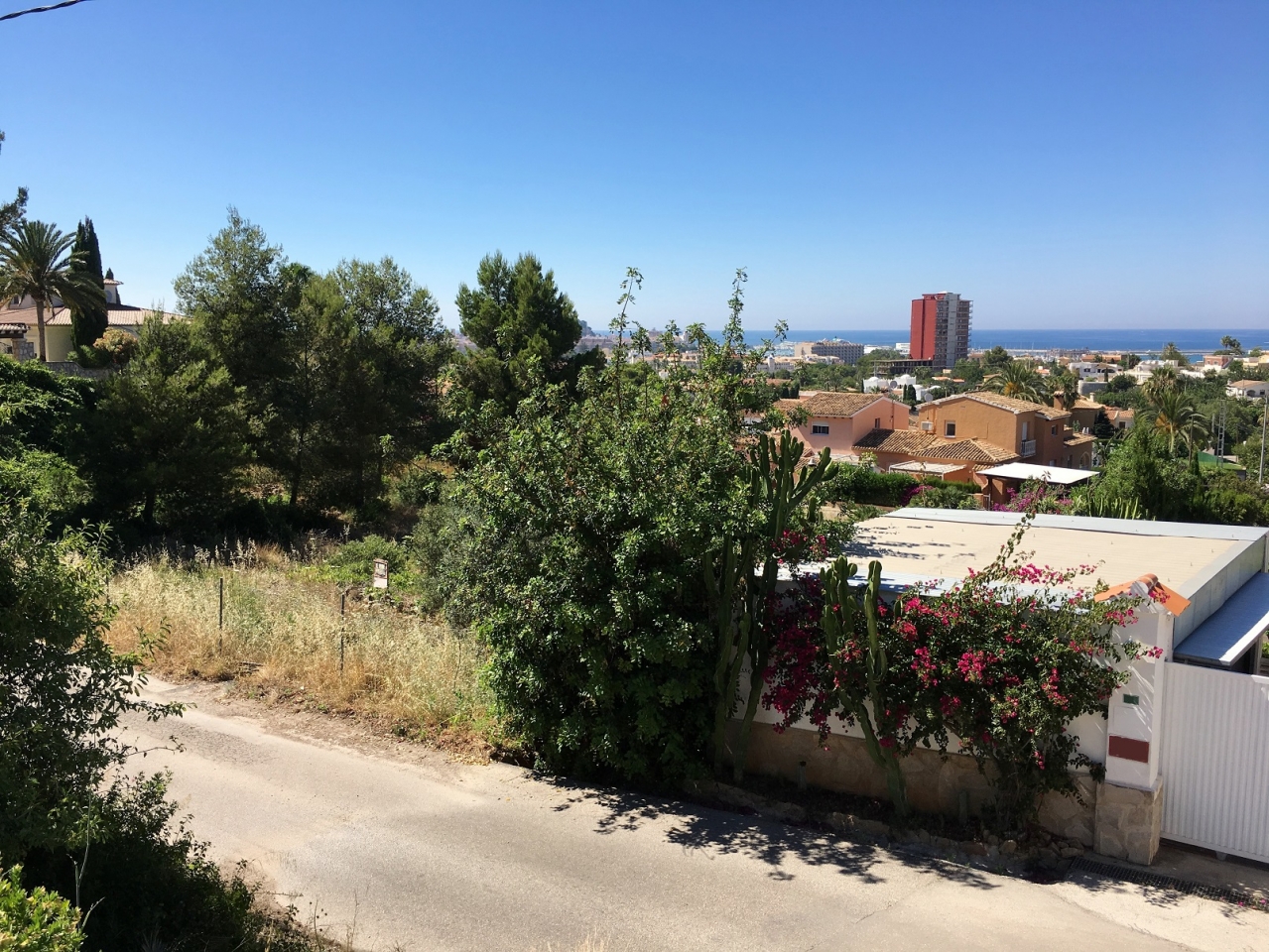 Plot in Denia, close to the beach and city centre. Quiet area. Mountain views.