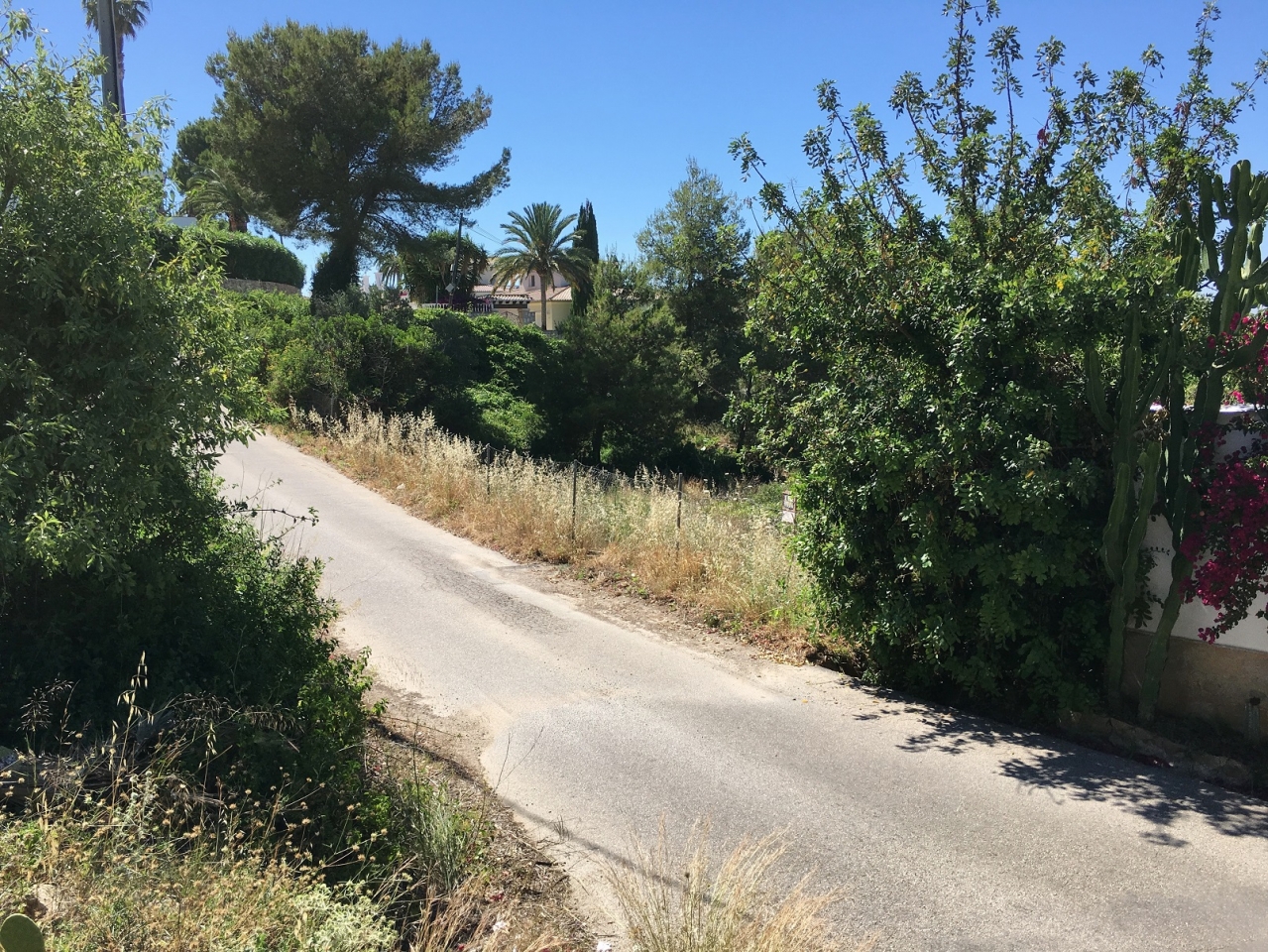 Plot in Denia, close to the beach and city centre. Quiet area. Mountain views.