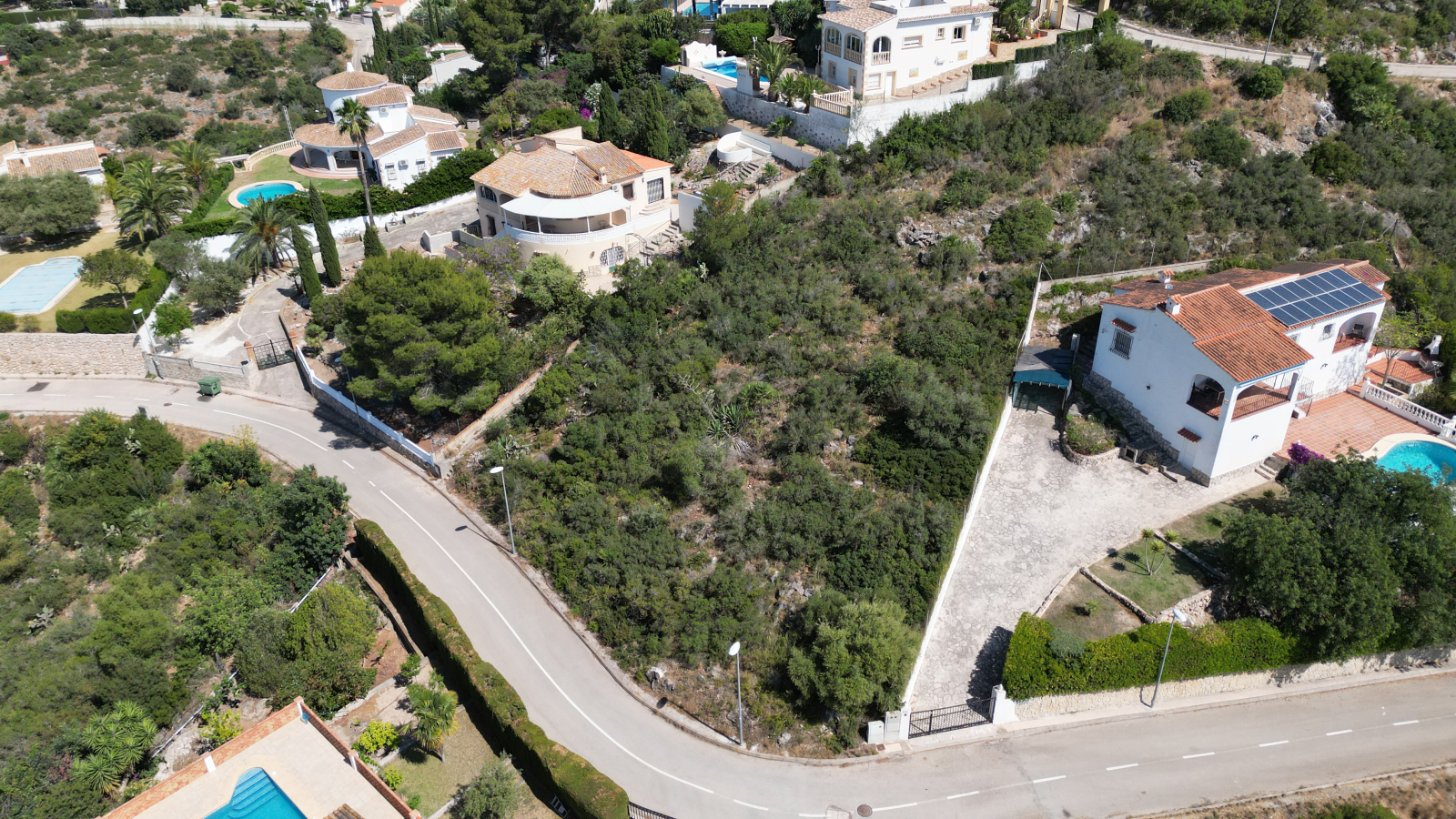 Schönes Baugrundstück in Oliva, nahe der Quelle Font Salada, in oberer Lage mit Panoramablick.