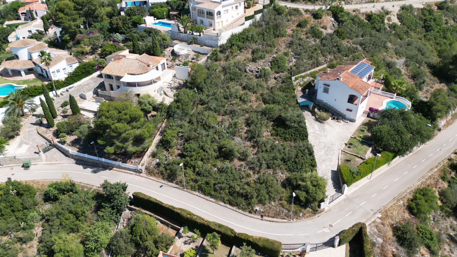 Parcela de construcción en Oliva, cerca de Font Salada, en una ubicación elevada con vistas panorámicas.