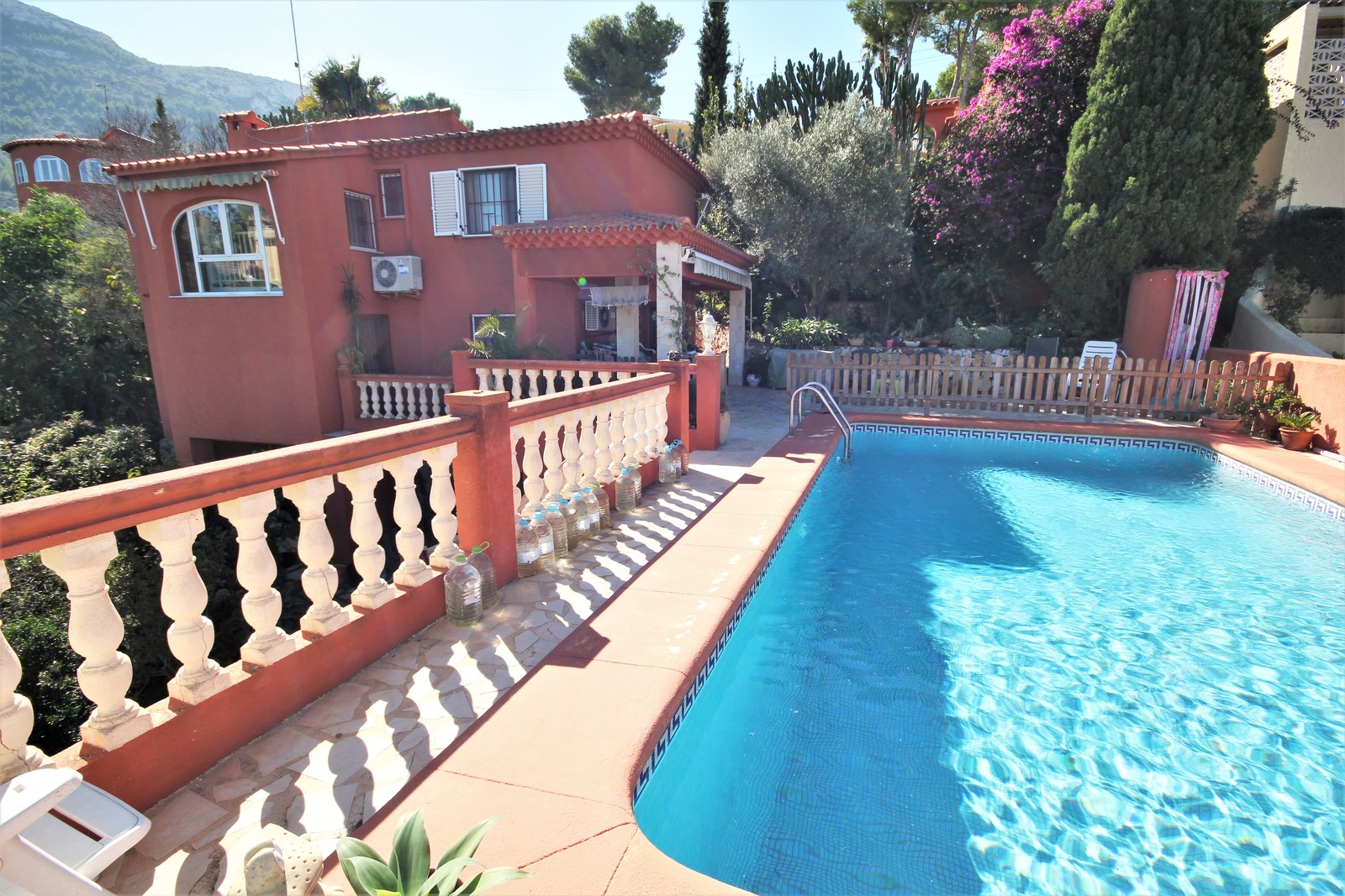 Villa con hermosas vistas y jardín, piscina de agua salada, mucho espacio, cerca de la ciudad y playas.