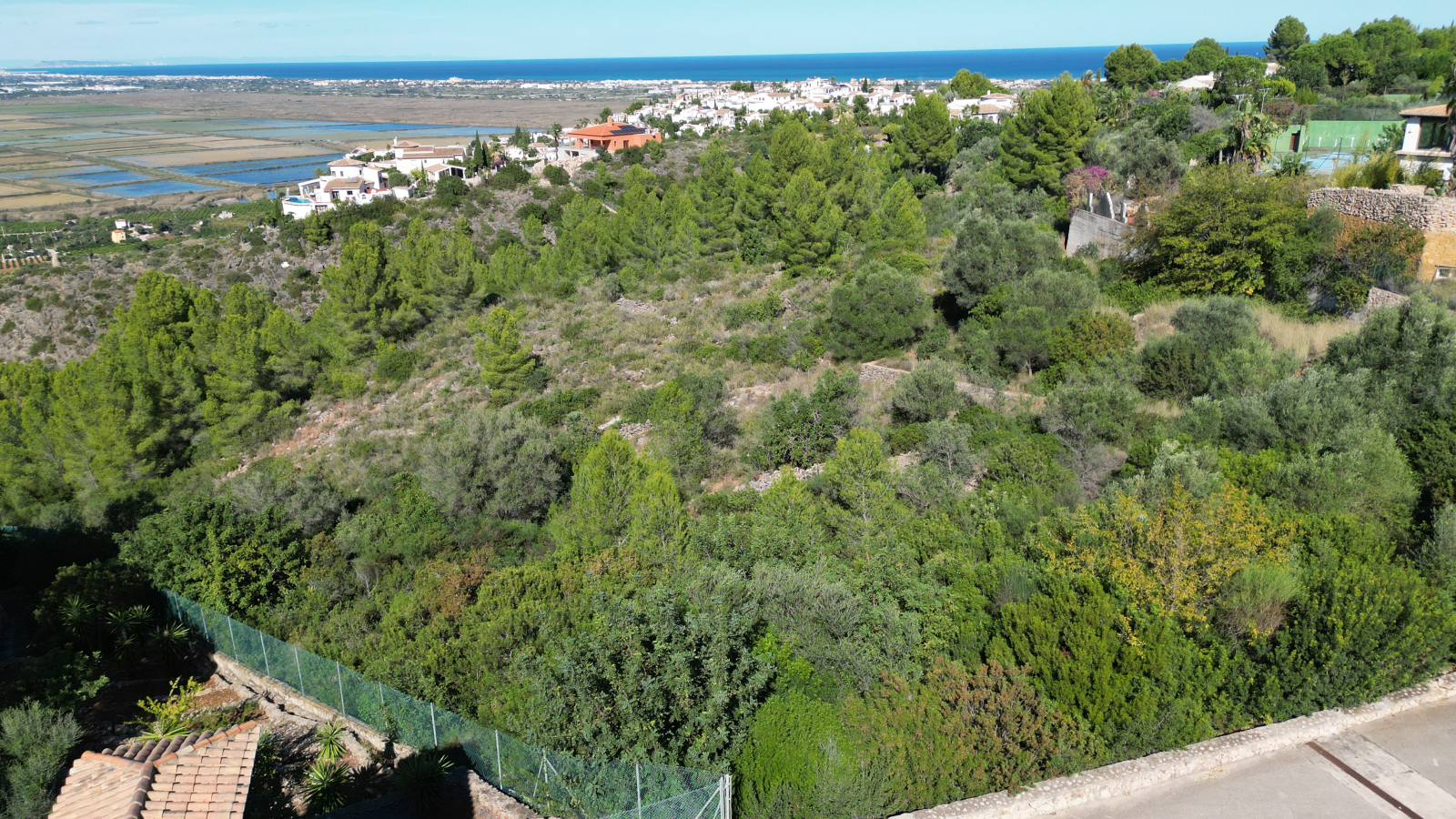 Fantastic building plot (gap) at the end of a dead end road surrounded by luxury villas on Monte Pego