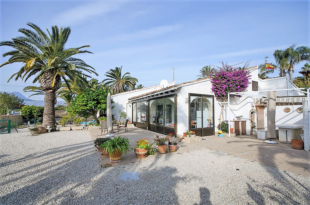 Exceptional villa with several guesthouses in a well-kept park in Calpe