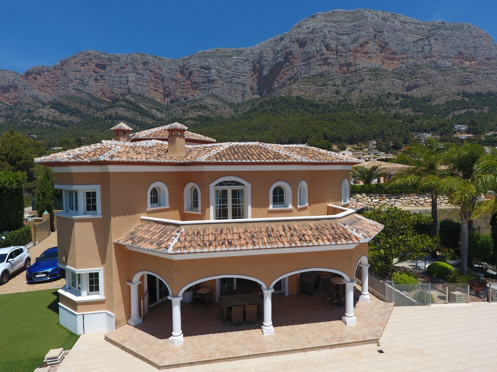 Villa de première qualité avec piscine à débordement, barbecue, aire de jeux, garage double, sous-sol, jardin, balcon, terrasse, rempli de détails, sur le côté sud de Montgó.