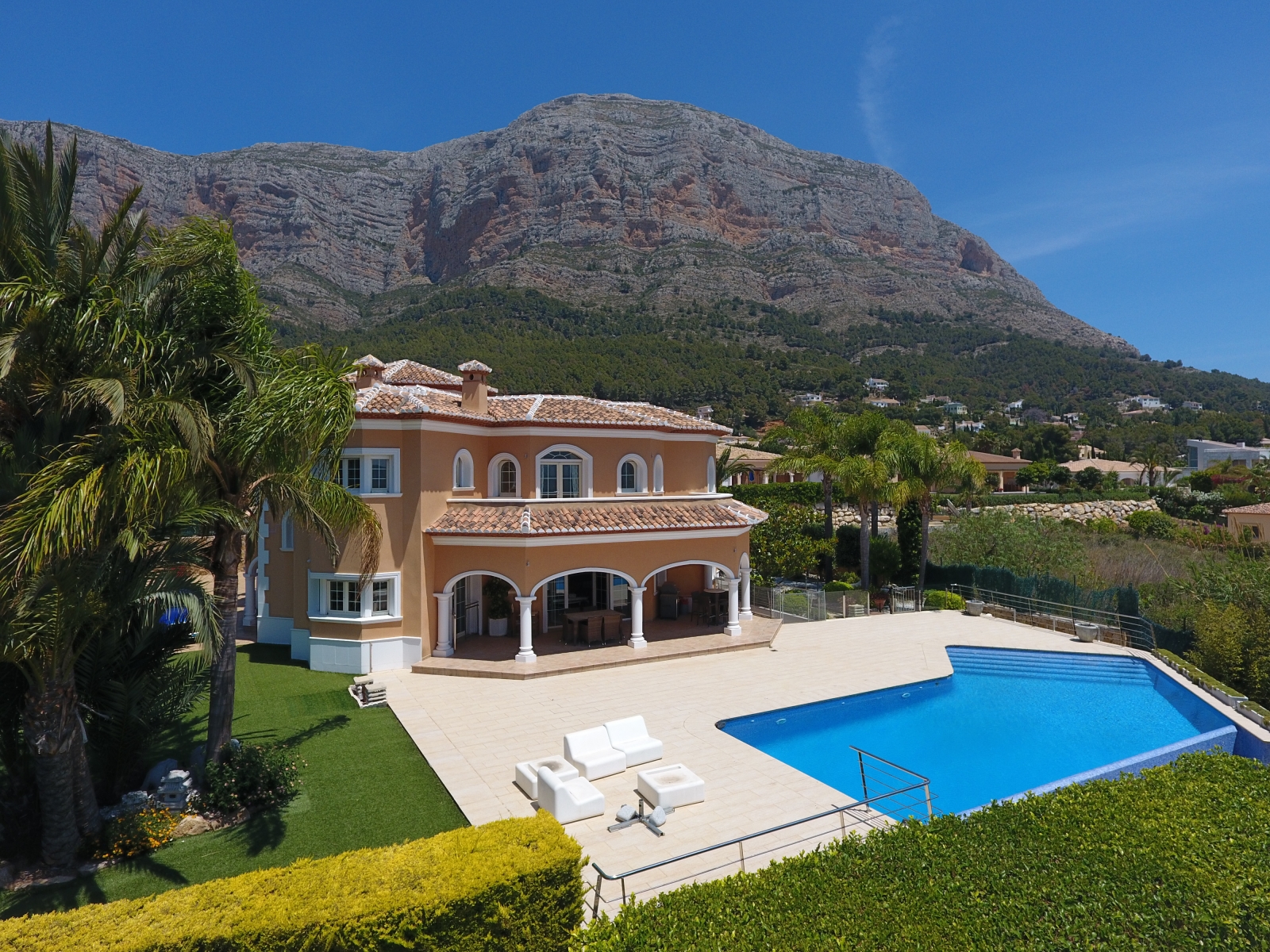 Top-quality villa with infinity pool, BBQ, children playground, double garage, massive basement, garden, balcony, terrace, full of details, in the south side of Montgo.
