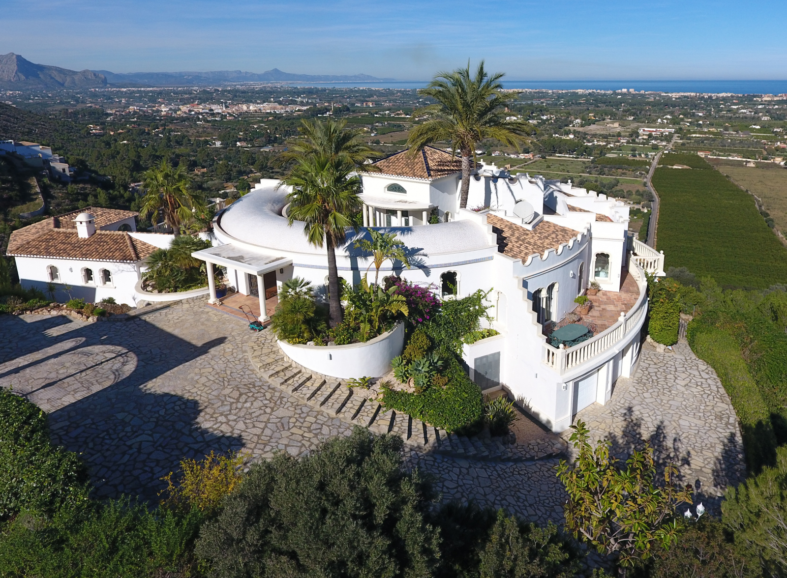 Excepcional villa de lujo en una parcela única de unos 3000 m² con fantásticas vistas al mar junto al Montgó. 