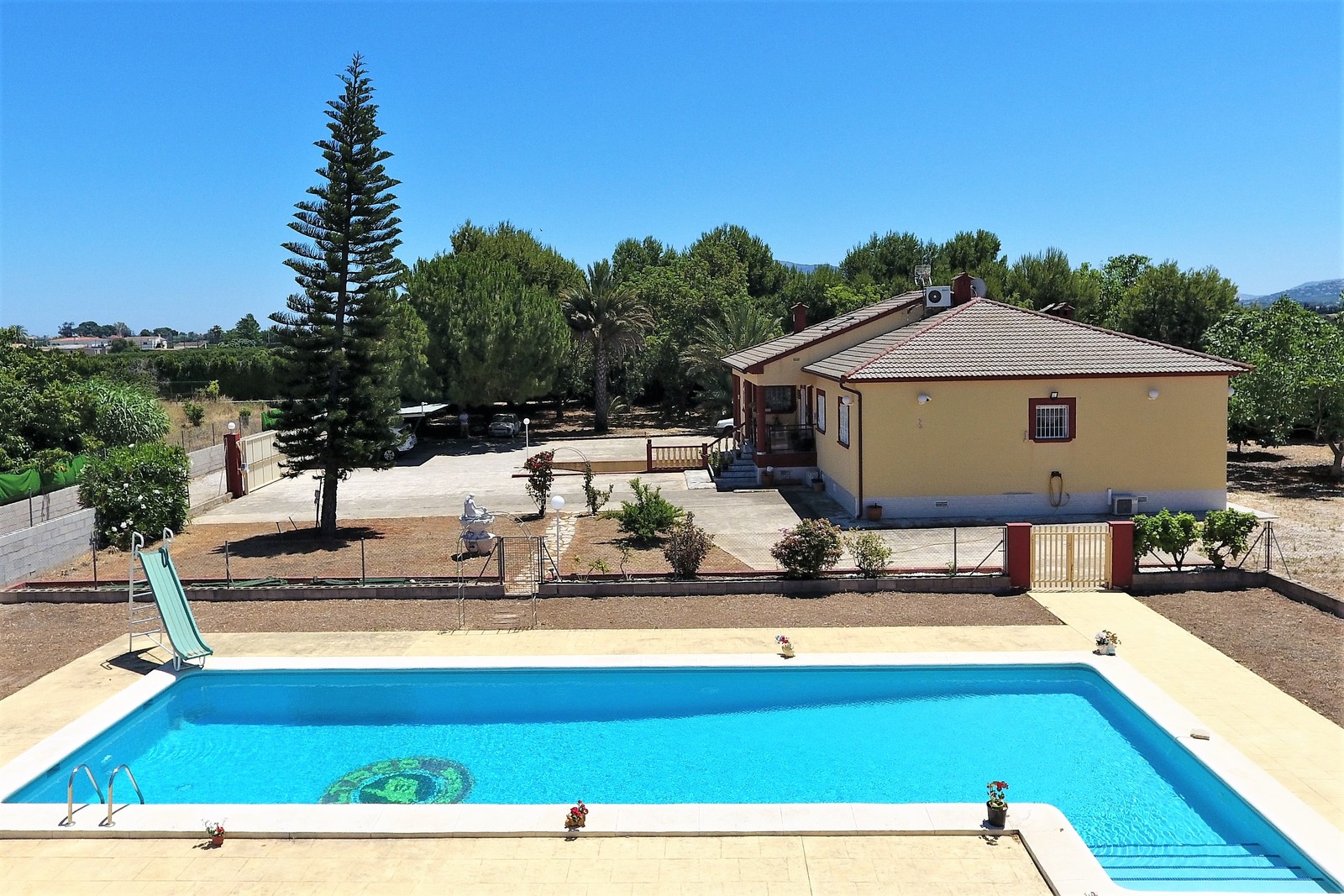 Espectacular Villa de 4 dormitorios con piscina de grandes dimensiones en una parcela muy privada y cerca de la playa