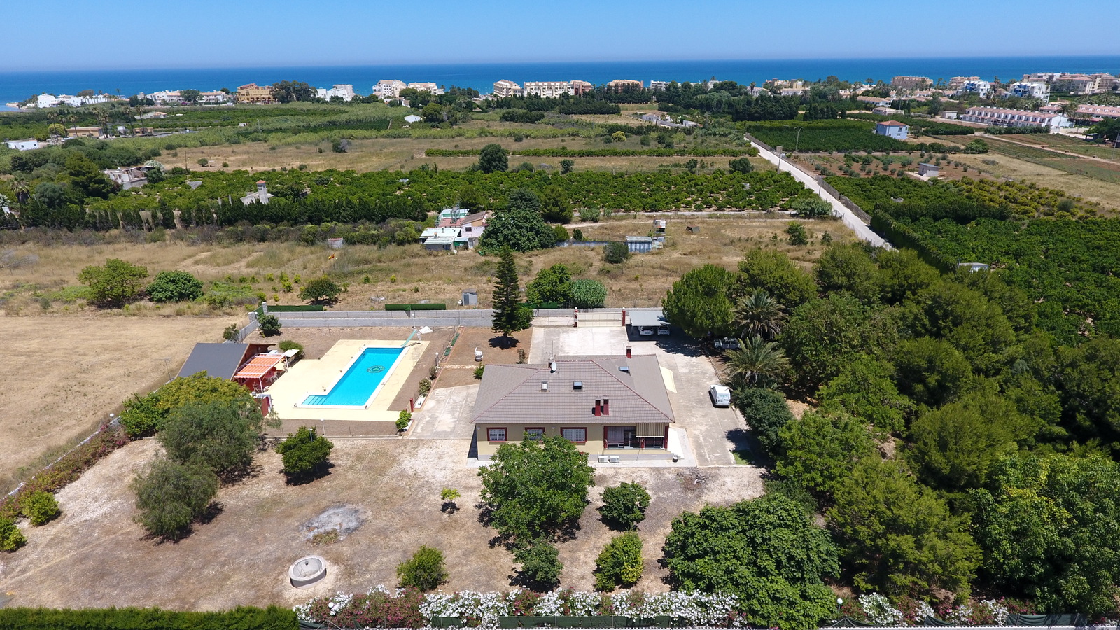 Espectacular Villa de 4 dormitorios con piscina de grandes dimensiones en una parcela muy privada y cerca de la playa