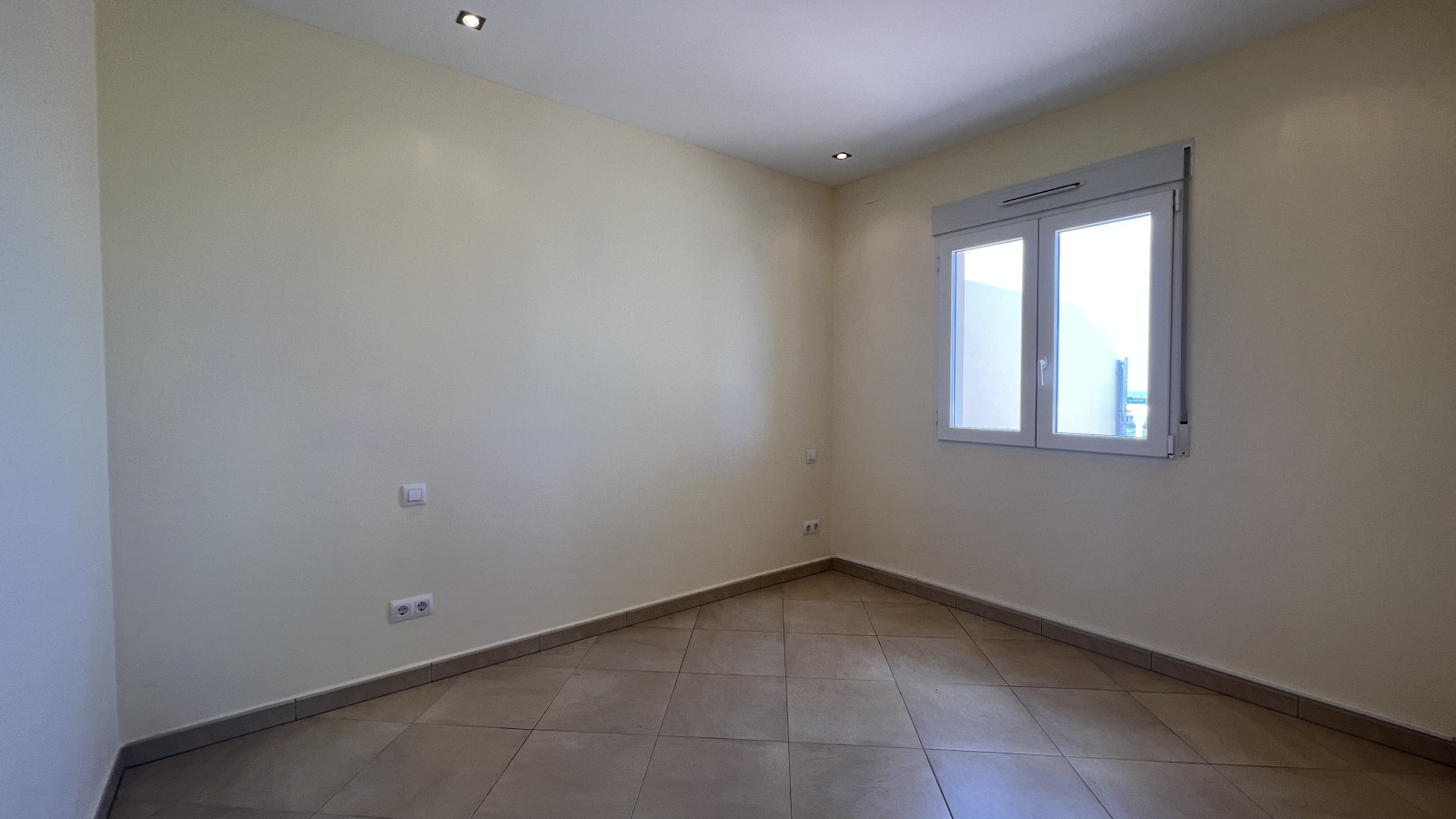 Close to the city, new building with 2 bedrooms and community pool in wonderful panoramic location in Denia.