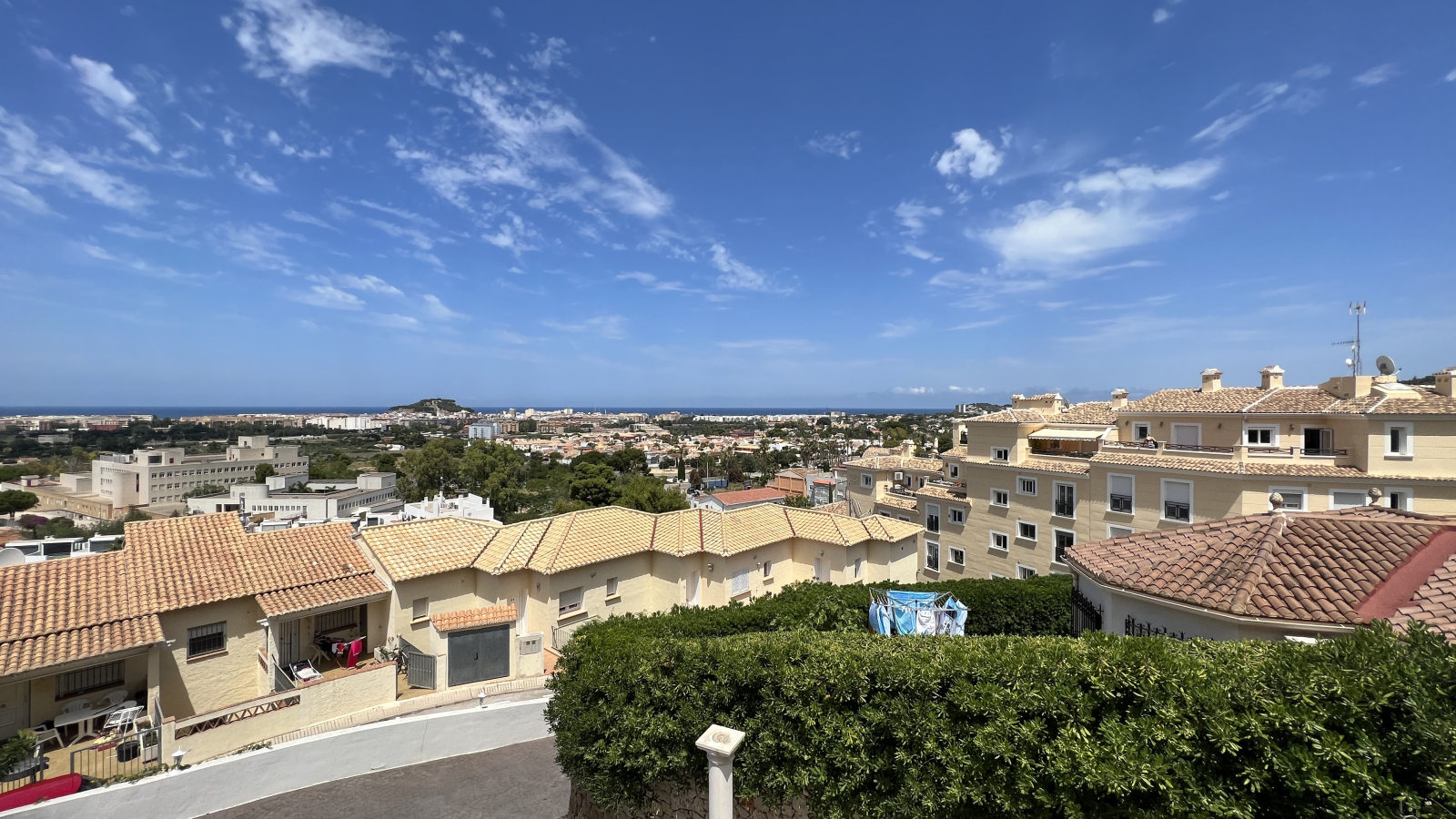 Close to the city, new building with 2 bedrooms and community pool in wonderful panoramic location in Denia.