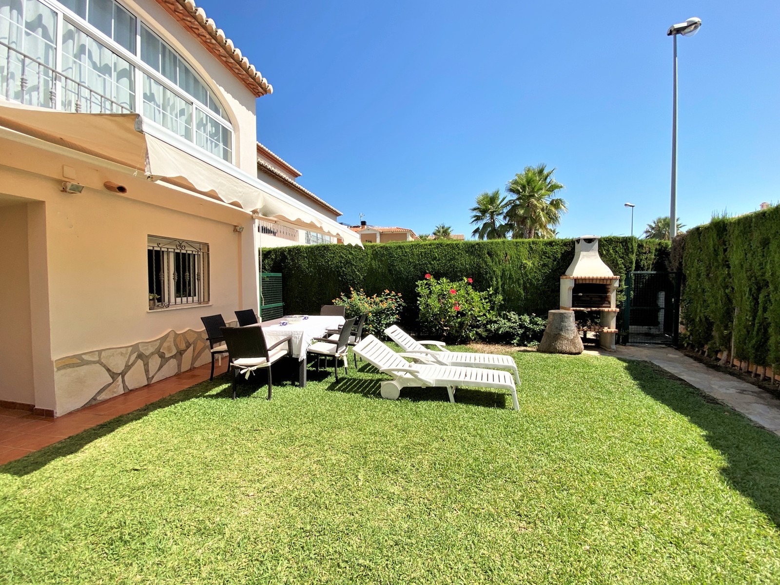Excellent quality townhouse in the exclusive Oliva Nova with 4 bedrooms, 4 bathrooms, community pool, BBQ, patio, and more.