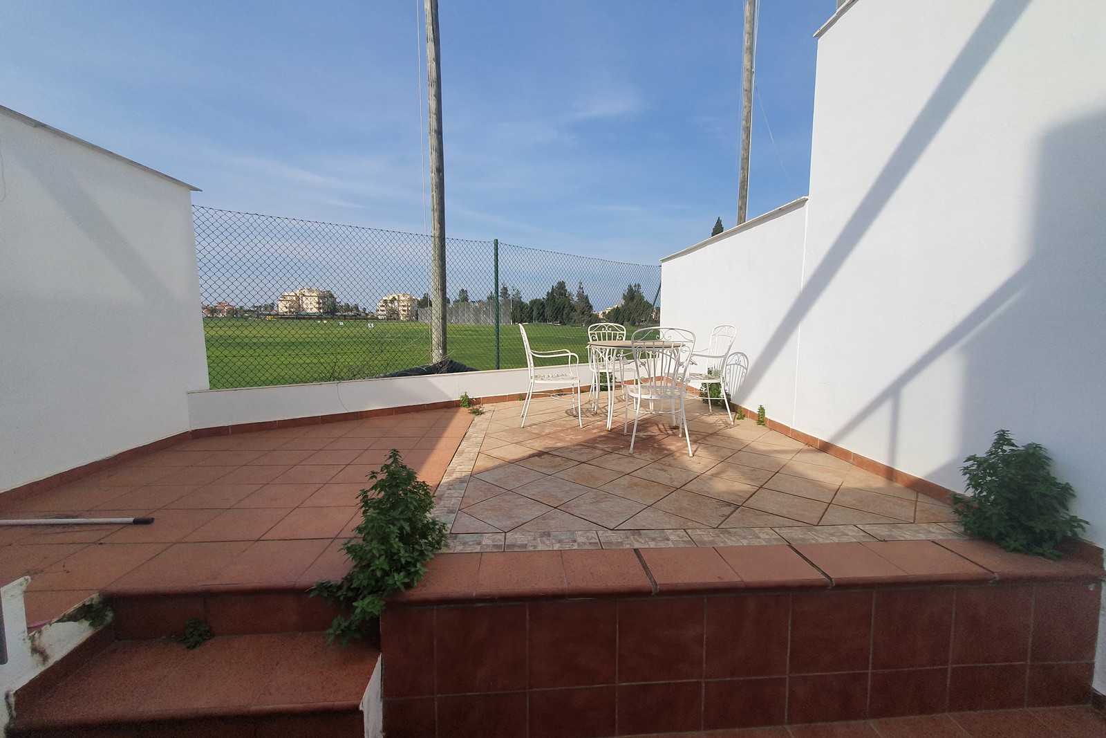 Modern terraced house with 3 bedrooms, 2 bathrooms, large garage, shared pool directly at the golf course of Oliva Nova. 