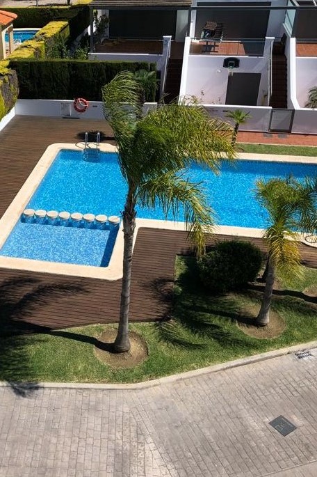 Modern terraced house with 3 bedrooms, 2 bathrooms, large garage, shared pool directly at the golf course of Oliva Nova. 