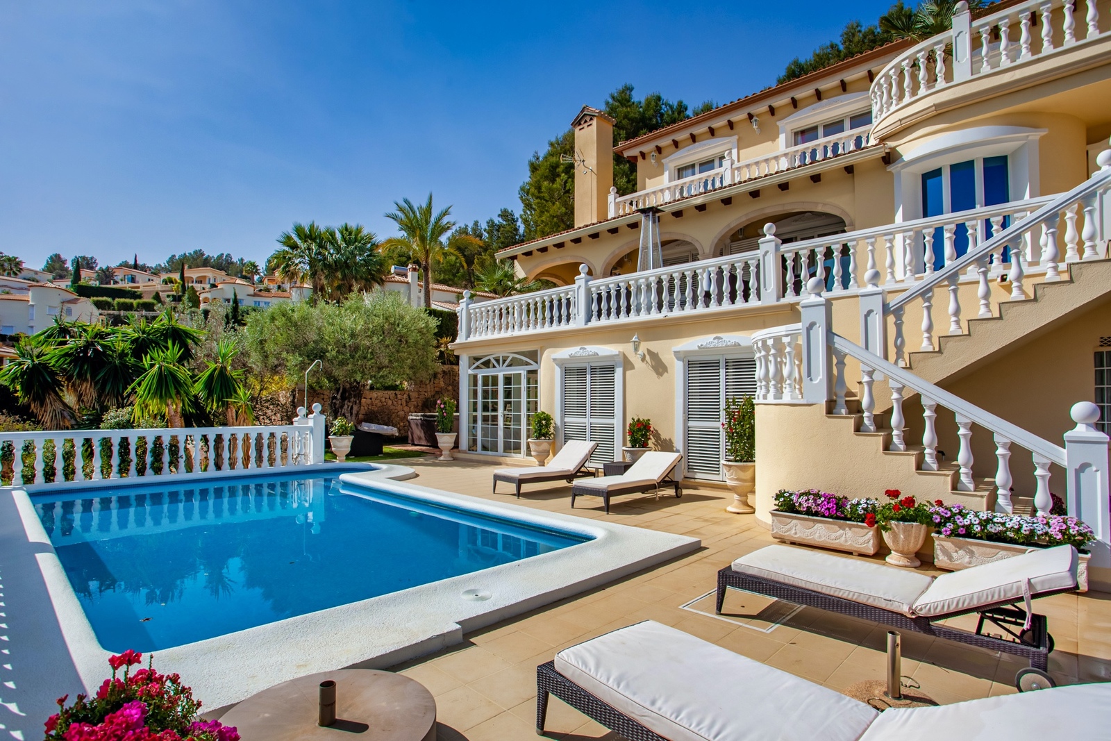Villa única en una preciosa urbanización privada junto al Golf La Sella con vistas abiertas y en perfecto estado.