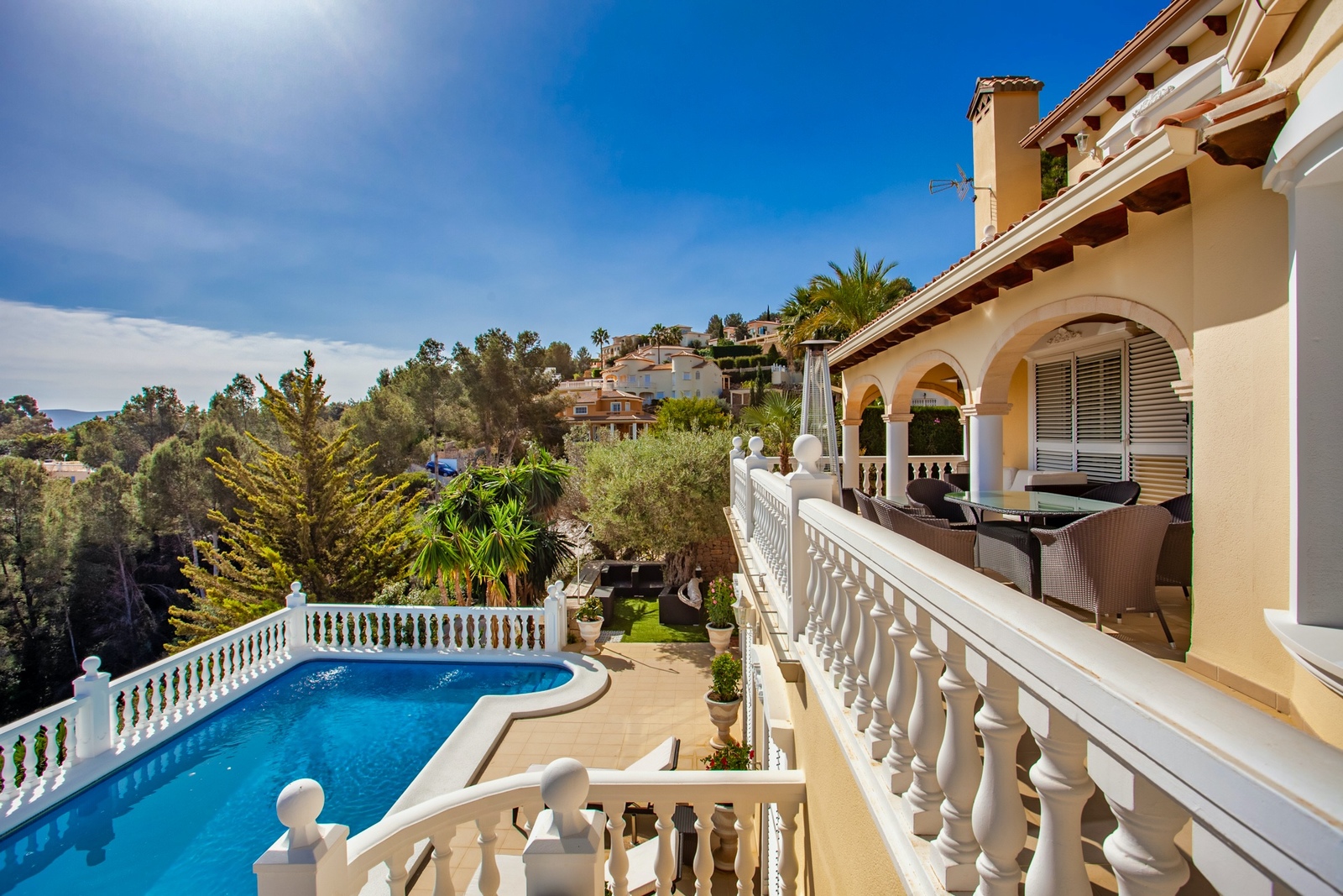 Villa única en una preciosa urbanización privada junto al Golf La Sella con vistas abiertas y en perfecto estado.