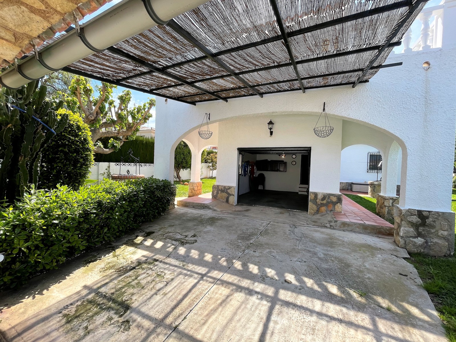 Well maintained beach villa only 200 metres from the sea 