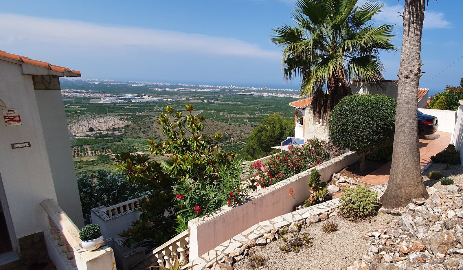 Very well maintained 2 bedroom villa, with 2 living units in a fantastic panoramic location in Oliva
