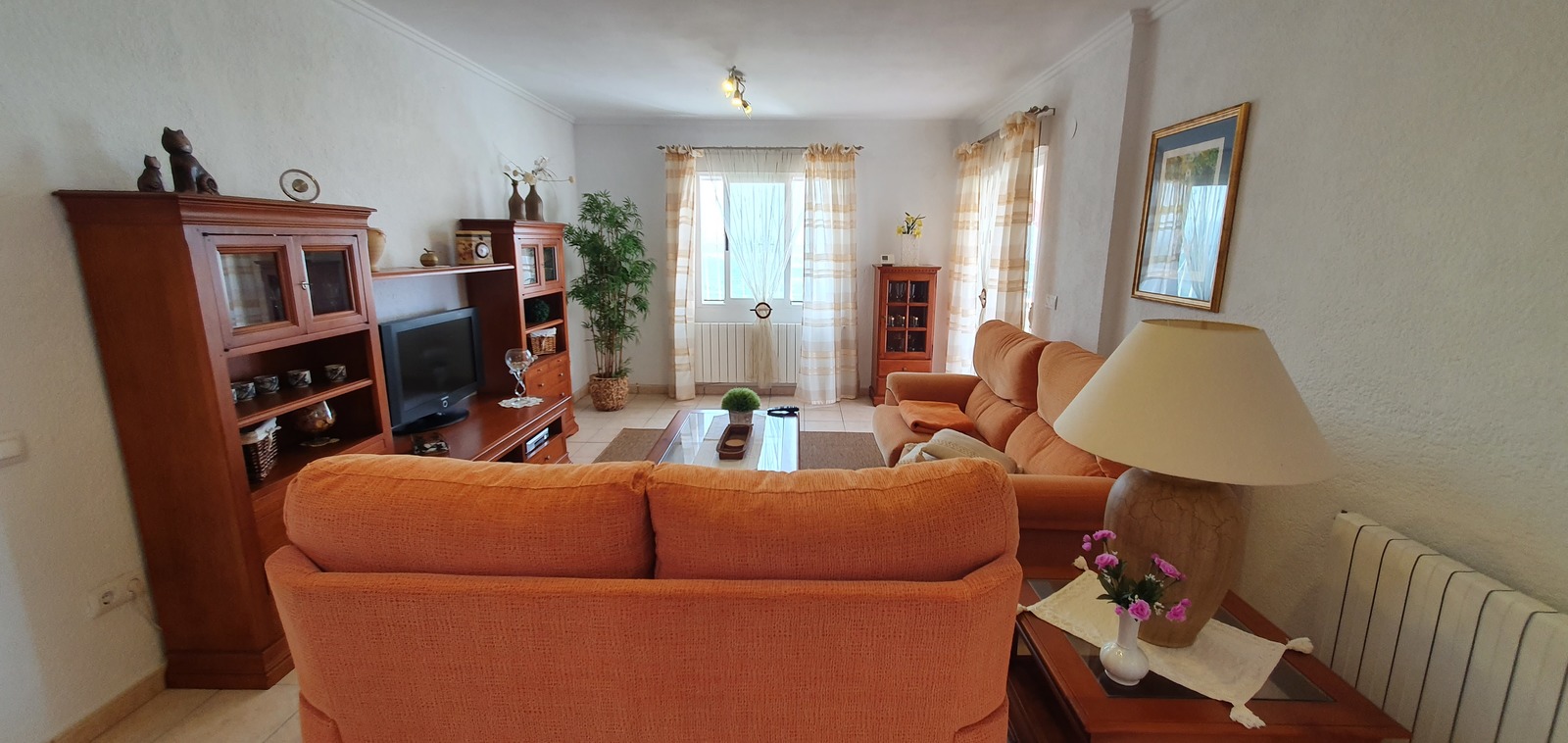 Very well maintained 2 bedroom villa, with 2 living units in a fantastic panoramic location in Oliva