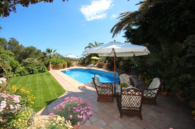 Romantic villa in a tranquil and sunny location, 3 - 4 bedrooms, pool, garage and sea views