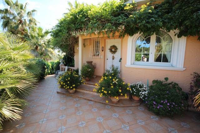 Romantic villa in a tranquil and sunny location, 3 - 4 bedrooms, pool, garage and sea views