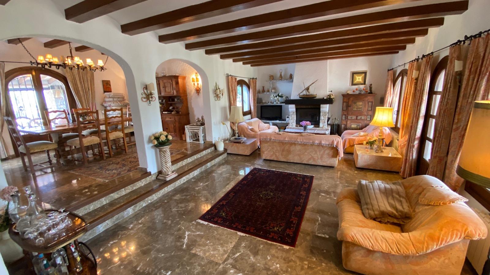 Villa mit großem Grundstück und ebener Zufahrt, herrlicher Ausblick, große Terrassen, BBQ, ZH, Klima, Garage u.v.a.m.