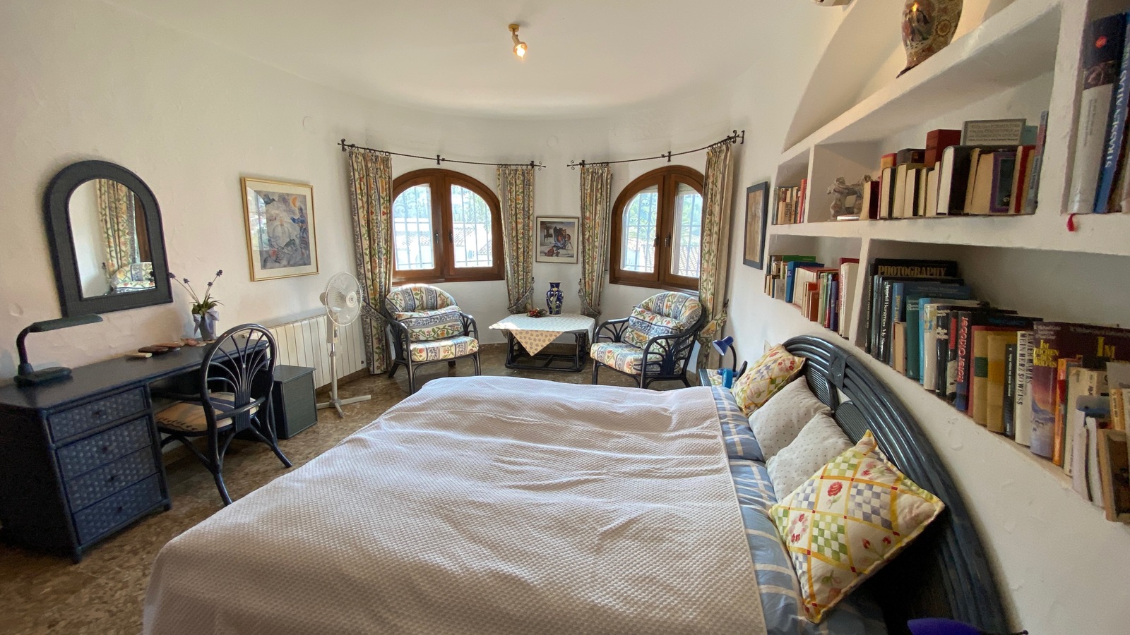 Villa mit großem Grundstück und ebener Zufahrt, herrlicher Ausblick, große Terrassen, BBQ, ZH, Klima, Garage u.v.a.m.