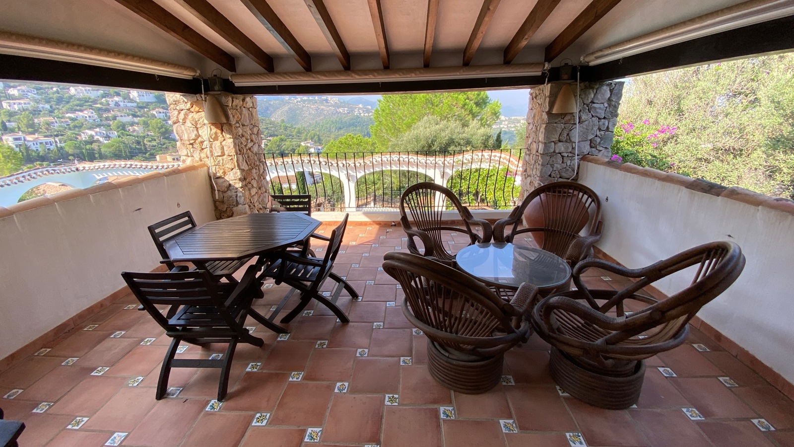 Villa mit großem Grundstück und ebener Zufahrt, herrlicher Ausblick, große Terrassen, BBQ, ZH, Klima, Garage u.v.a.m.