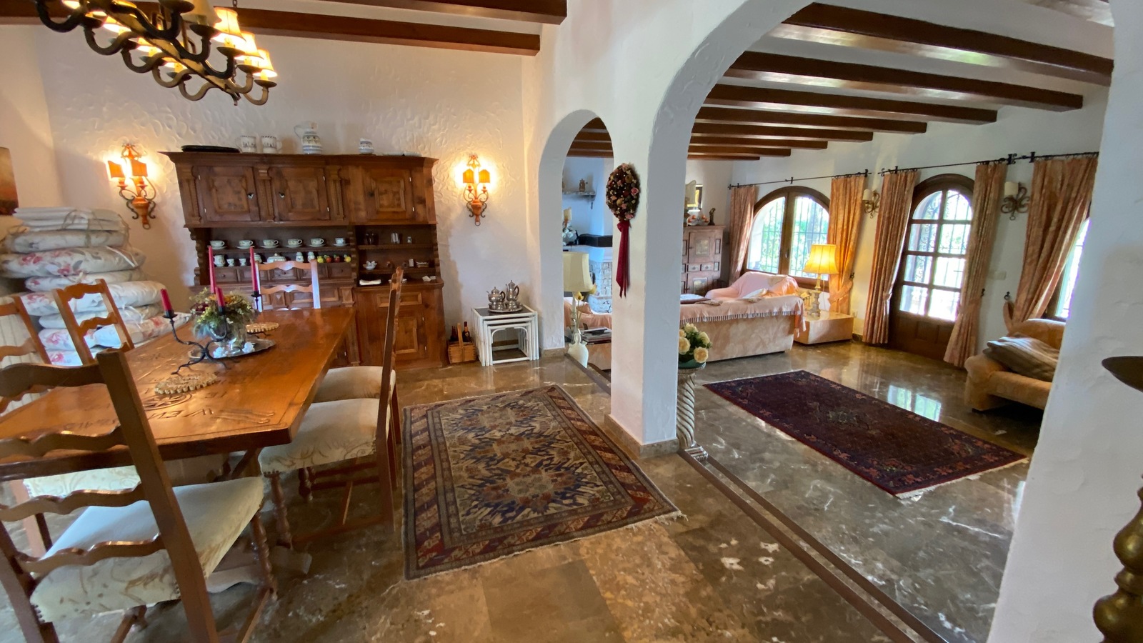 Villa mit großem Grundstück und ebener Zufahrt, herrlicher Ausblick, große Terrassen, BBQ, ZH, Klima, Garage u.v.a.m.
