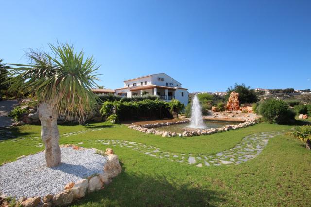 Villa de luxe dans un endroit privé et calme avec de belles vues sur les paysages environnantes et la mer