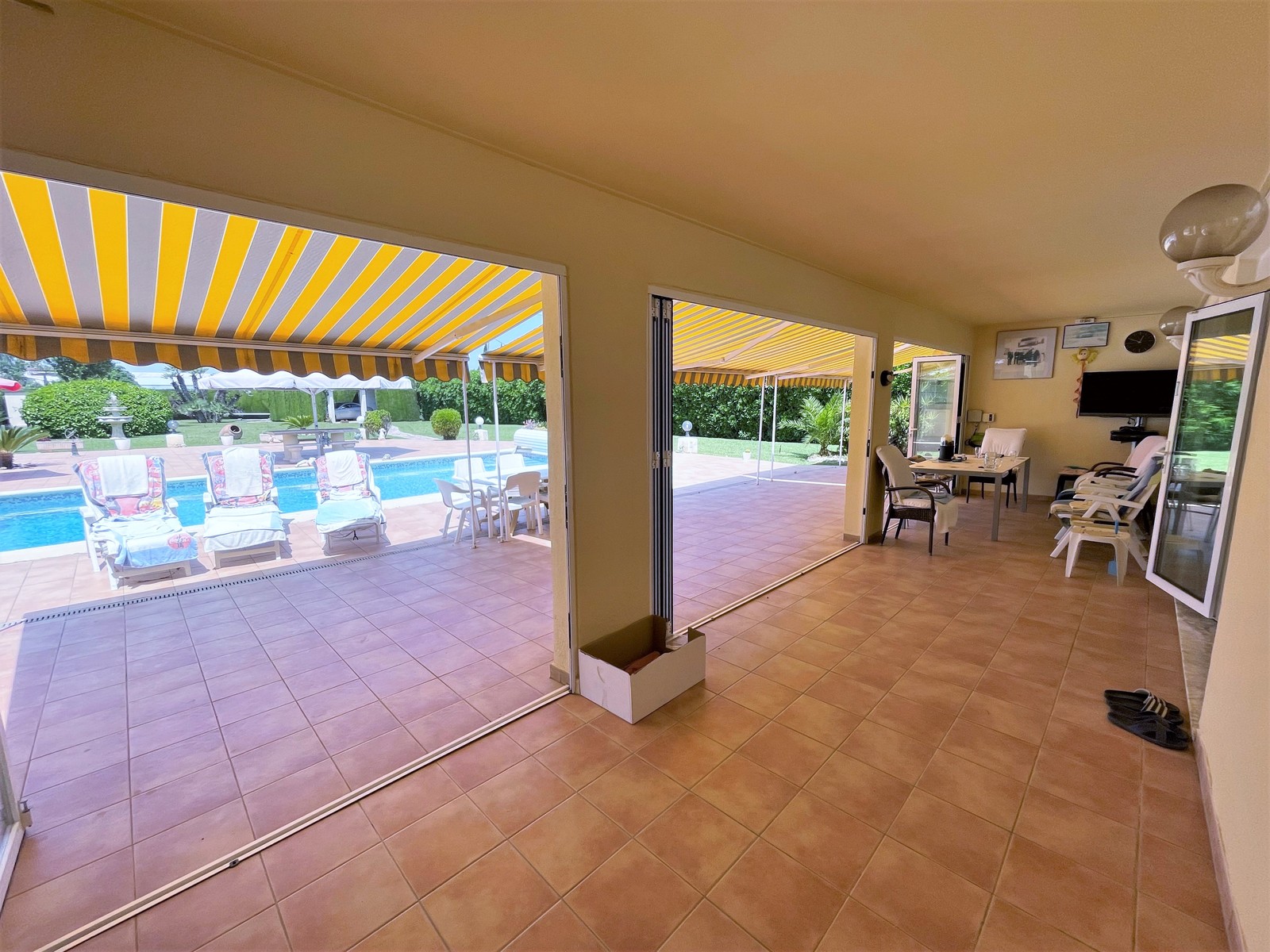 Belle villa de plain-pied avec piscine, garage, chauffage et 2 unités d'habitation ! Grand terrain ! 