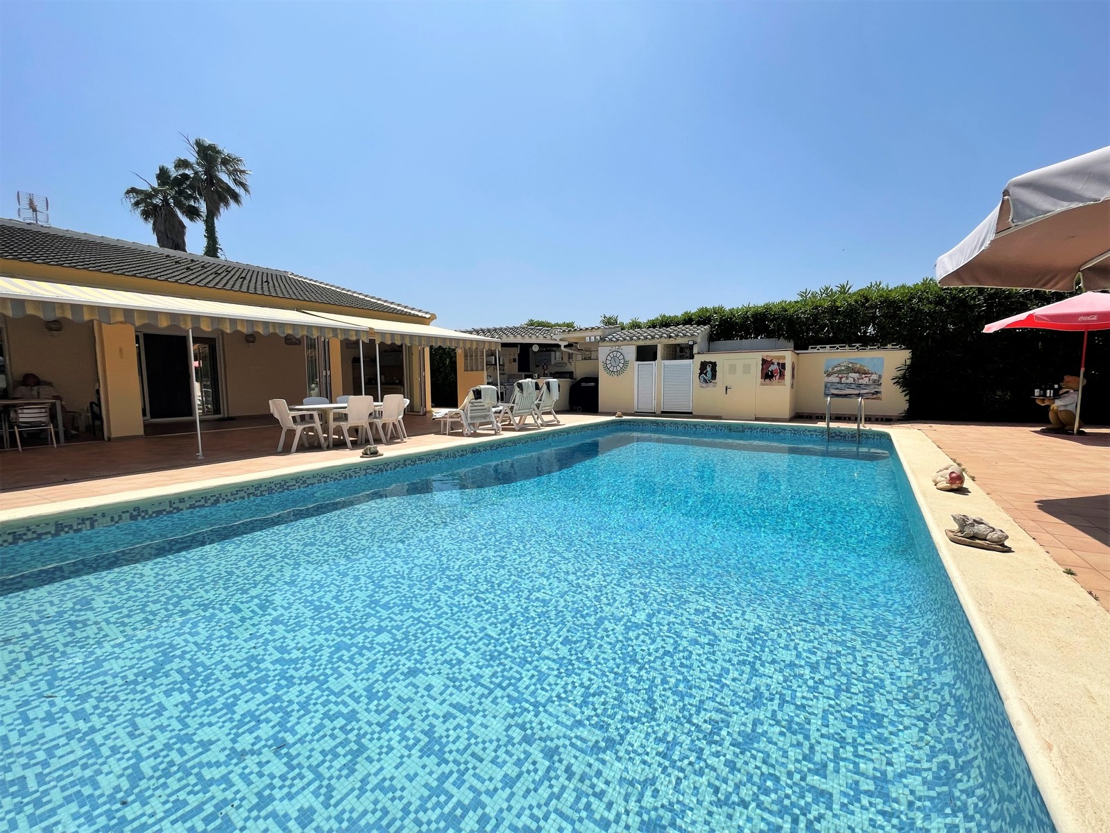Belle villa de plain-pied avec piscine, garage, chauffage et 2 unités d'habitation ! Grand terrain ! 