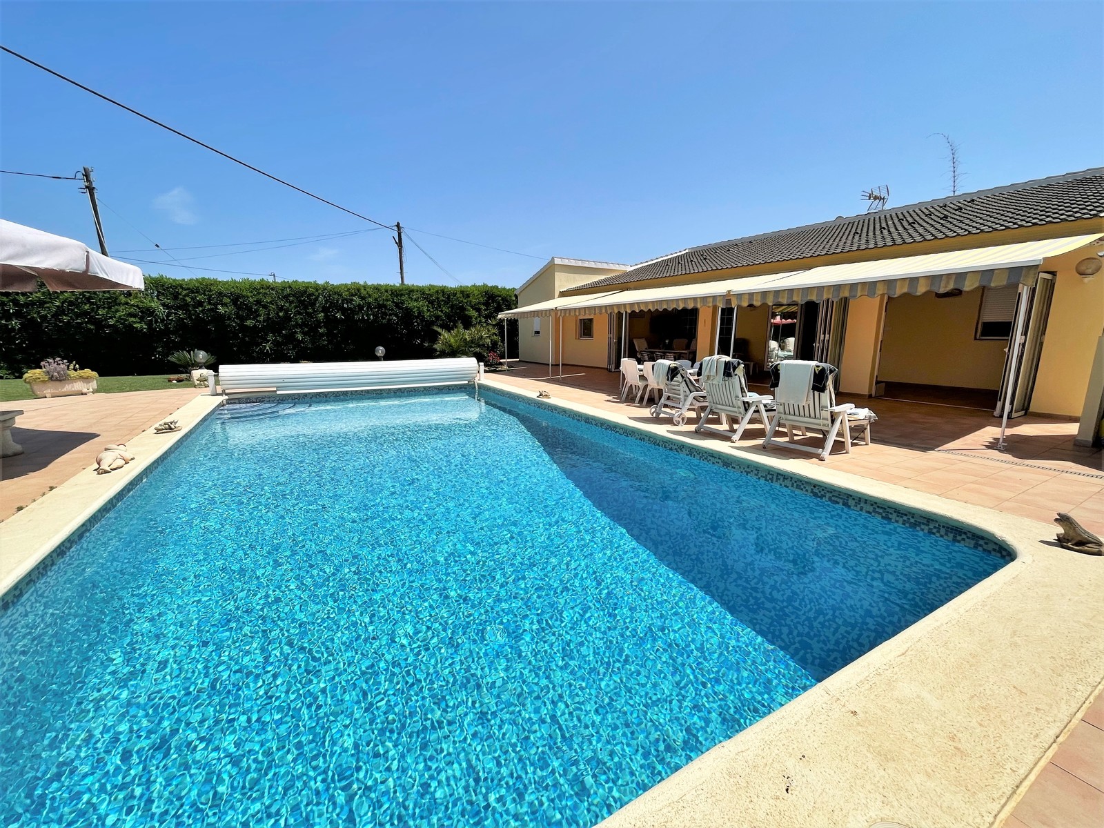 Beautiful villa on one level with pool, garage, heating and 2 living units! Large plot! 
