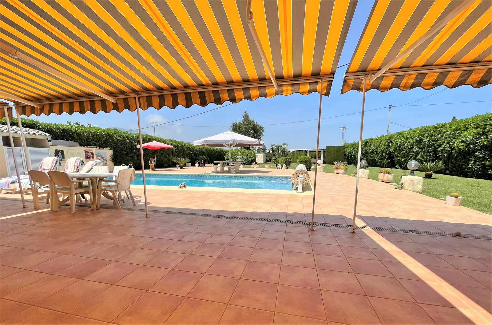 Beautiful villa on one level with pool, garage, heating and 2 living units! Large plot! 