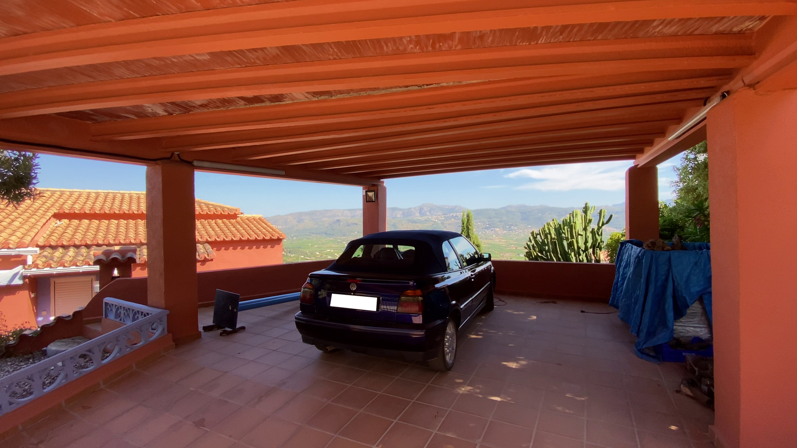 Villa with 2 residential units and unobstructed, unique views over the valley of Orba, to the Mediterranean Sea.