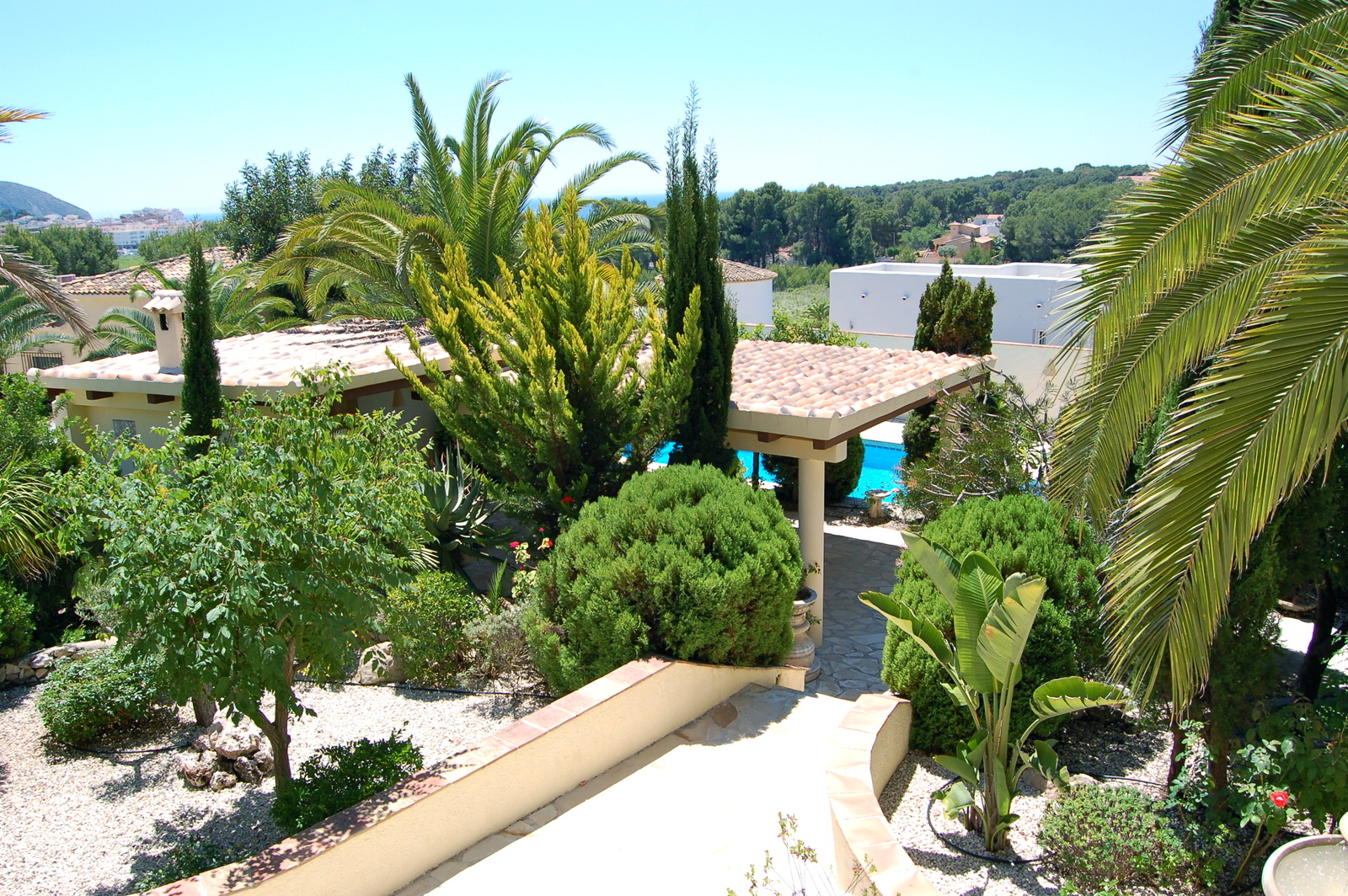 Villa mediterránea independiente en una ubicación privilegiada de Moraira con vistas al mar.