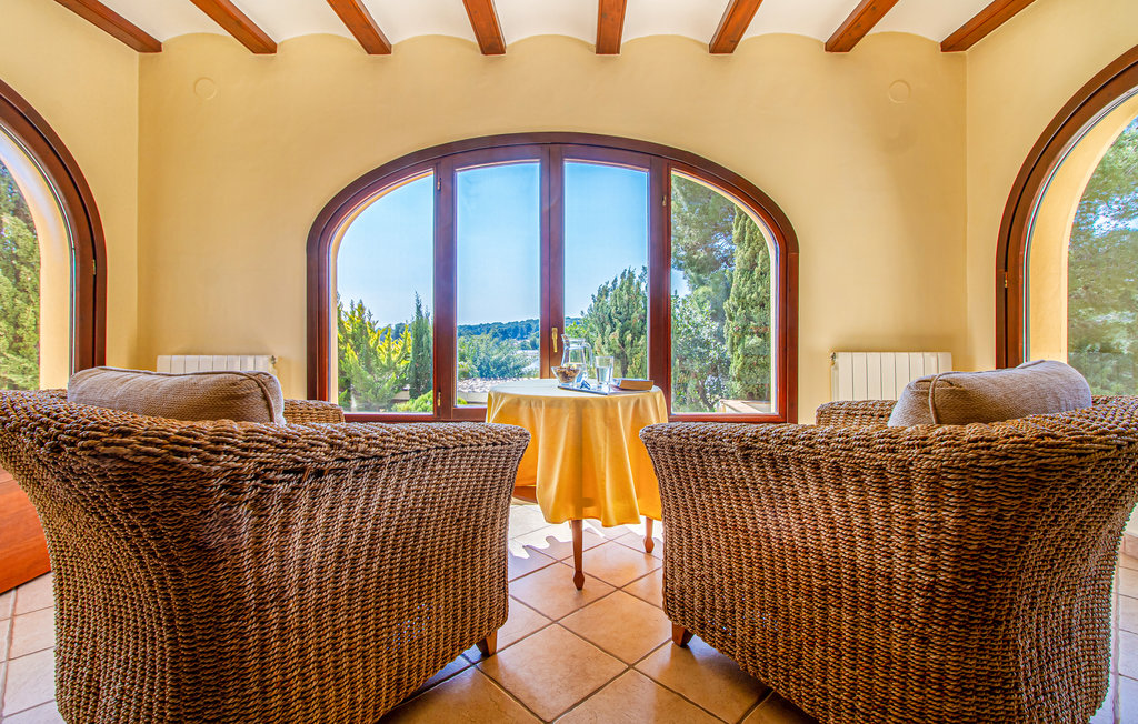Villa mediterránea independiente en una ubicación privilegiada de Moraira con vistas al mar.