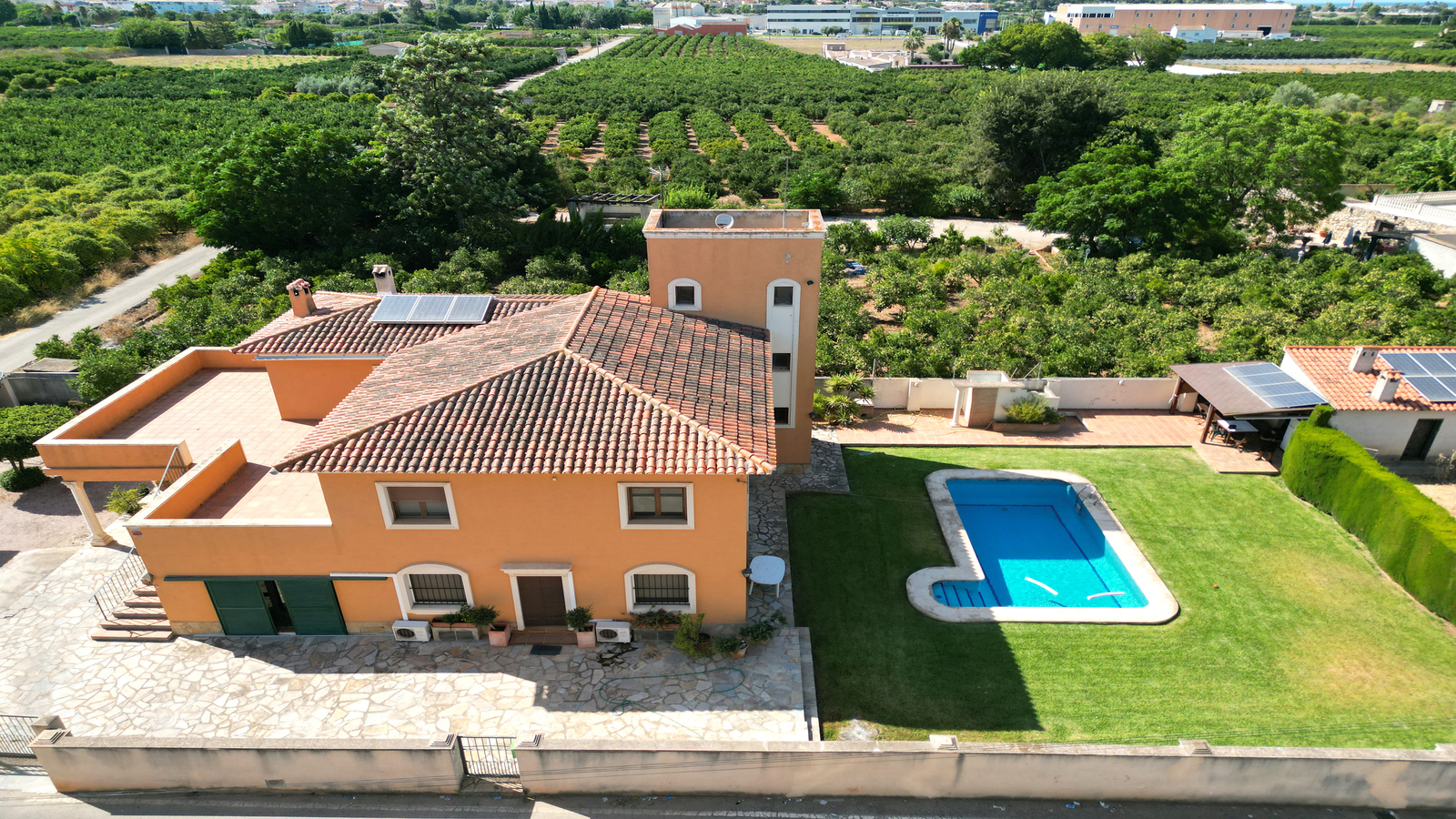 Villa de 4 dormitorios con una gran terraza XXL, gran piscina, casa de barbacoa con una cocina de verano, jardín con árboles frutales.