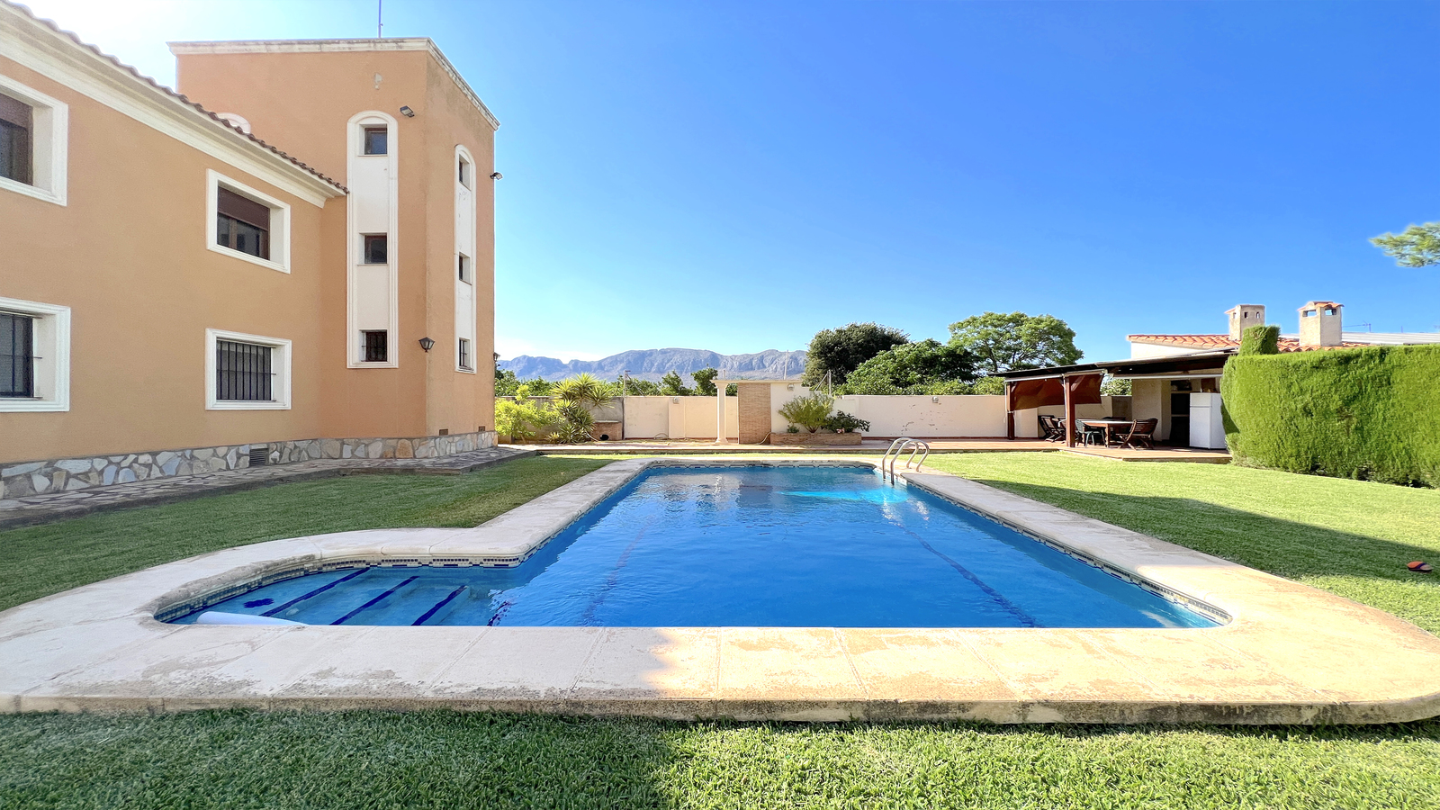 Villa 4 chambres avec XXL grande terrasse ensoleillée, grande piscine, maison BBQ avec une cuisine d'été, jardin avec arbres fruitiers