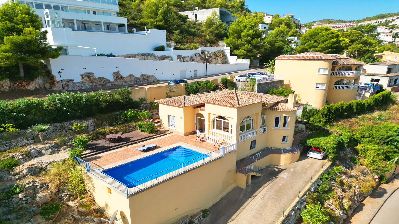 Belle villa de 3 chambres avec piscine avec vue panoramique, espace BBQ, parking.