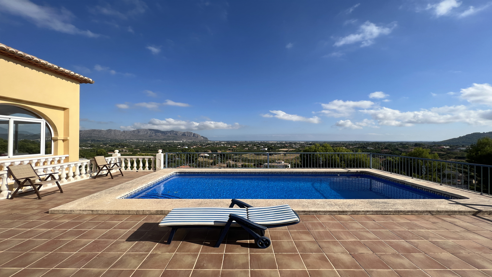 Mooie villa met 3 slaapkamers, zwembad met panoramisch uitzicht, BBQ-plaats, parkeerplaats.
