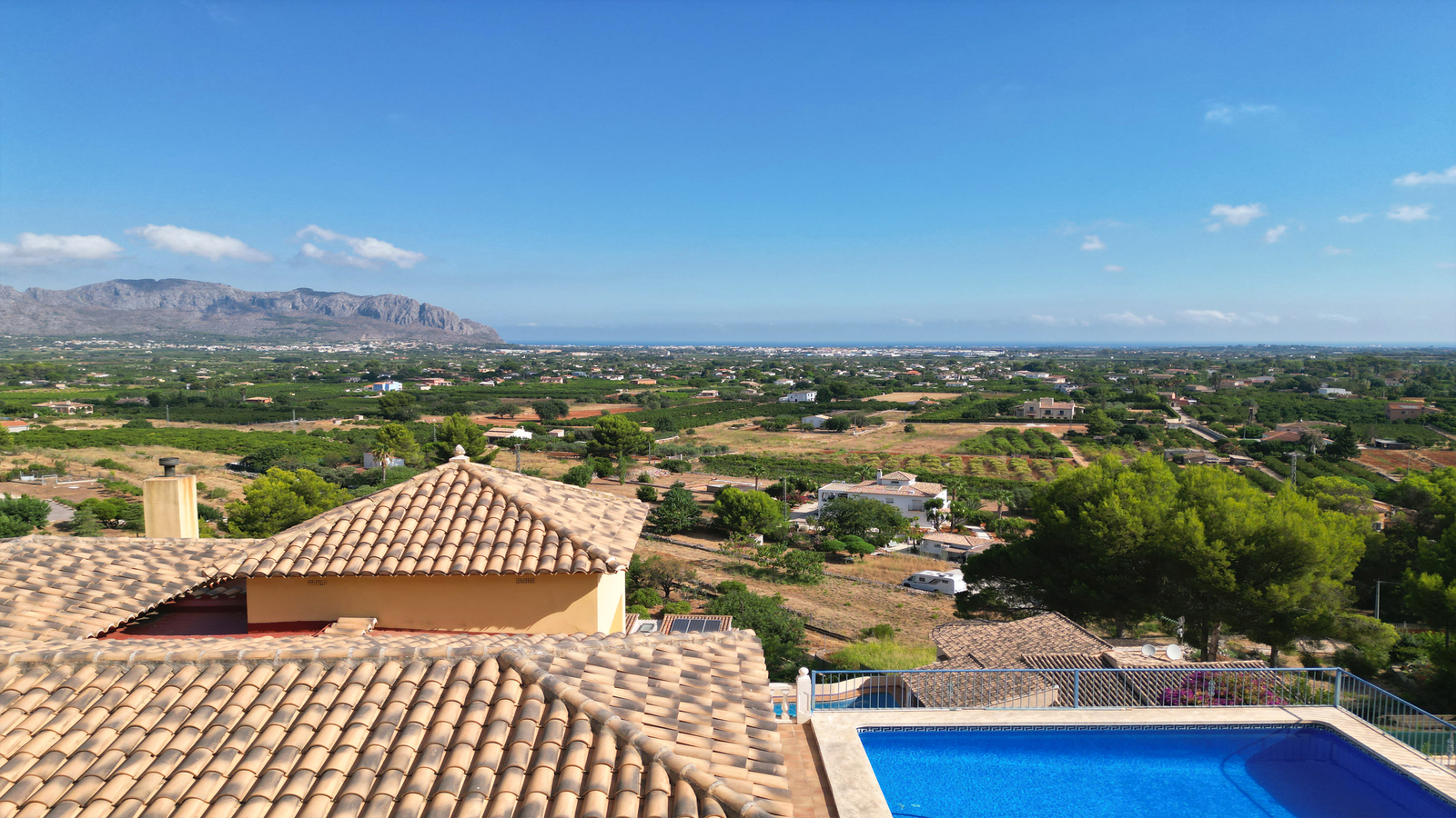 Beautiful 3 bedroom villa with pool with panoramic views, BBQ area, parking space.