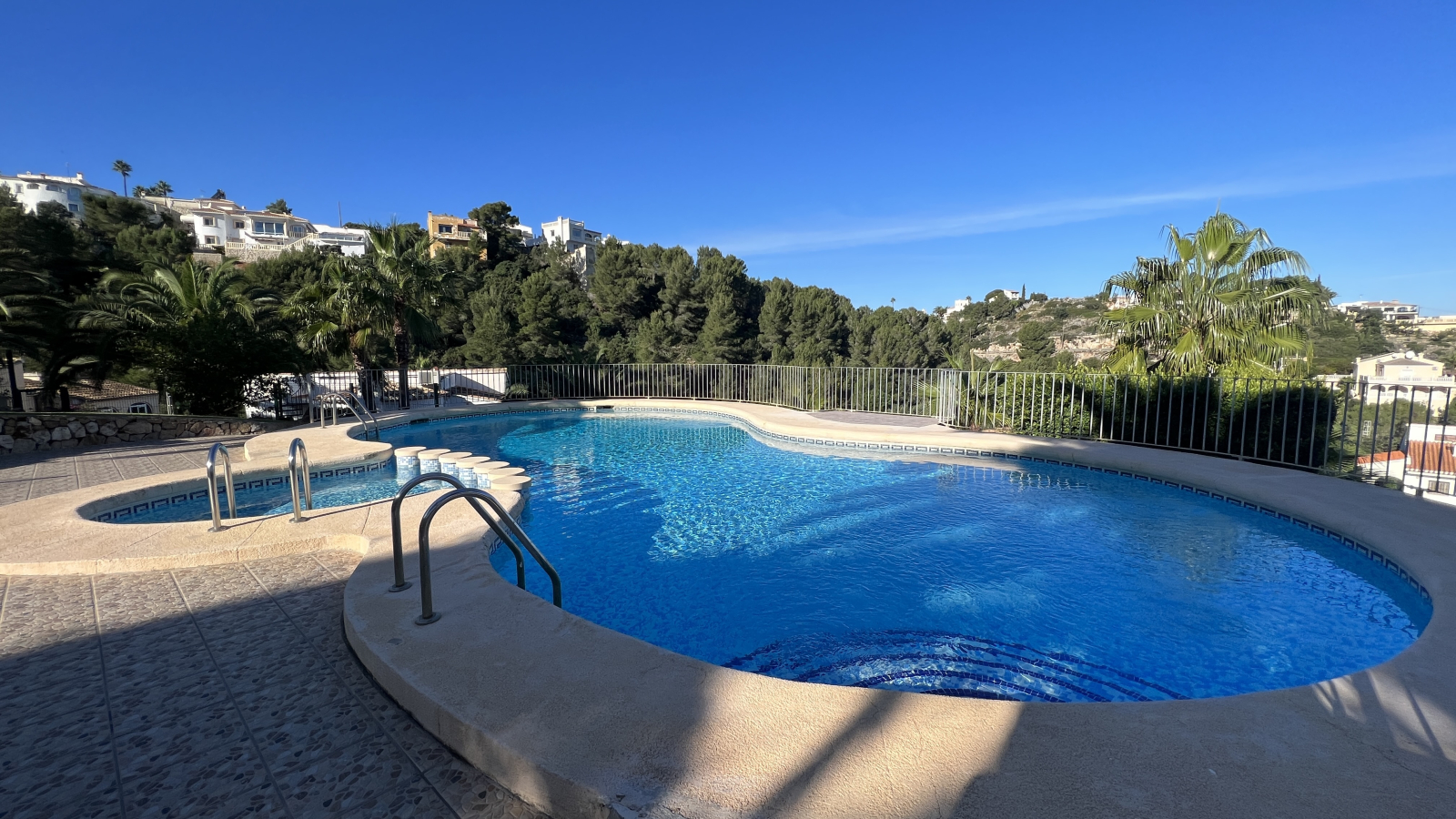 Oasis de bienestar en Denia - Montgo con piscina comunitaria y vistas al mar