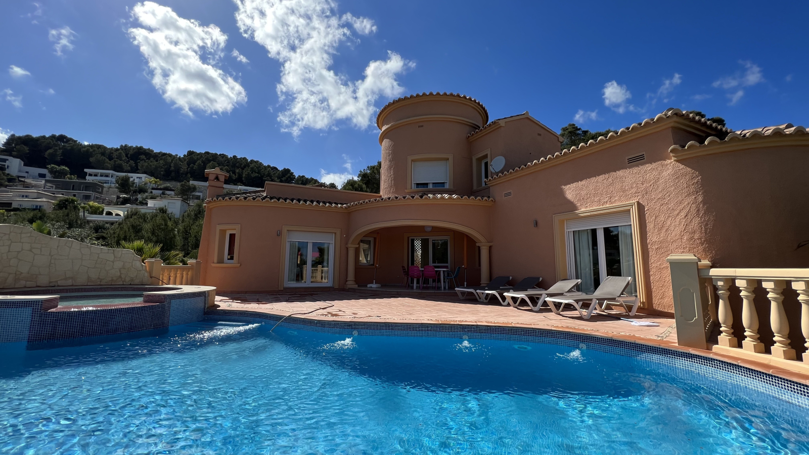 Top gepflegte 3 Schlafzimmer Villa mit Panoramablick und Vermietungslizenz in Javea