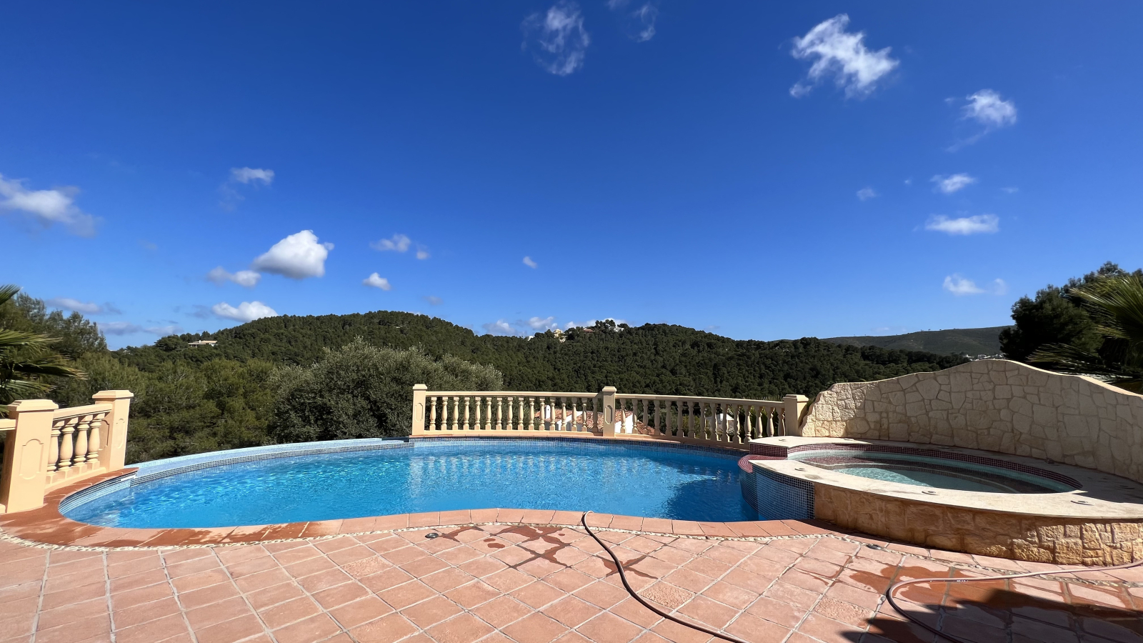 Top gepflegte 3 Schlafzimmer Villa mit Panoramablick und Vermietungslizenz in Javea