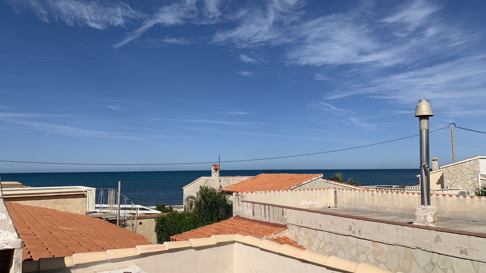 casa de 2 dormitorios en buen estado directamente en el mar Mediterráneo, terraza en la azotea con vistas al mar, patio privado