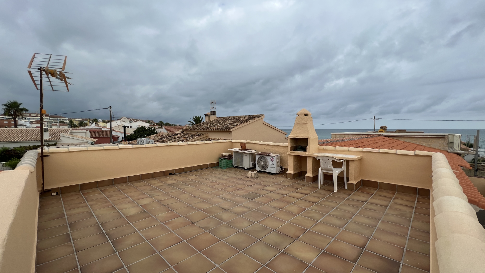 maison soignée de 2 chambres à coucher directement sur la Méditerranée, terrasse sur le toit avec vue sur la mer, patio privé