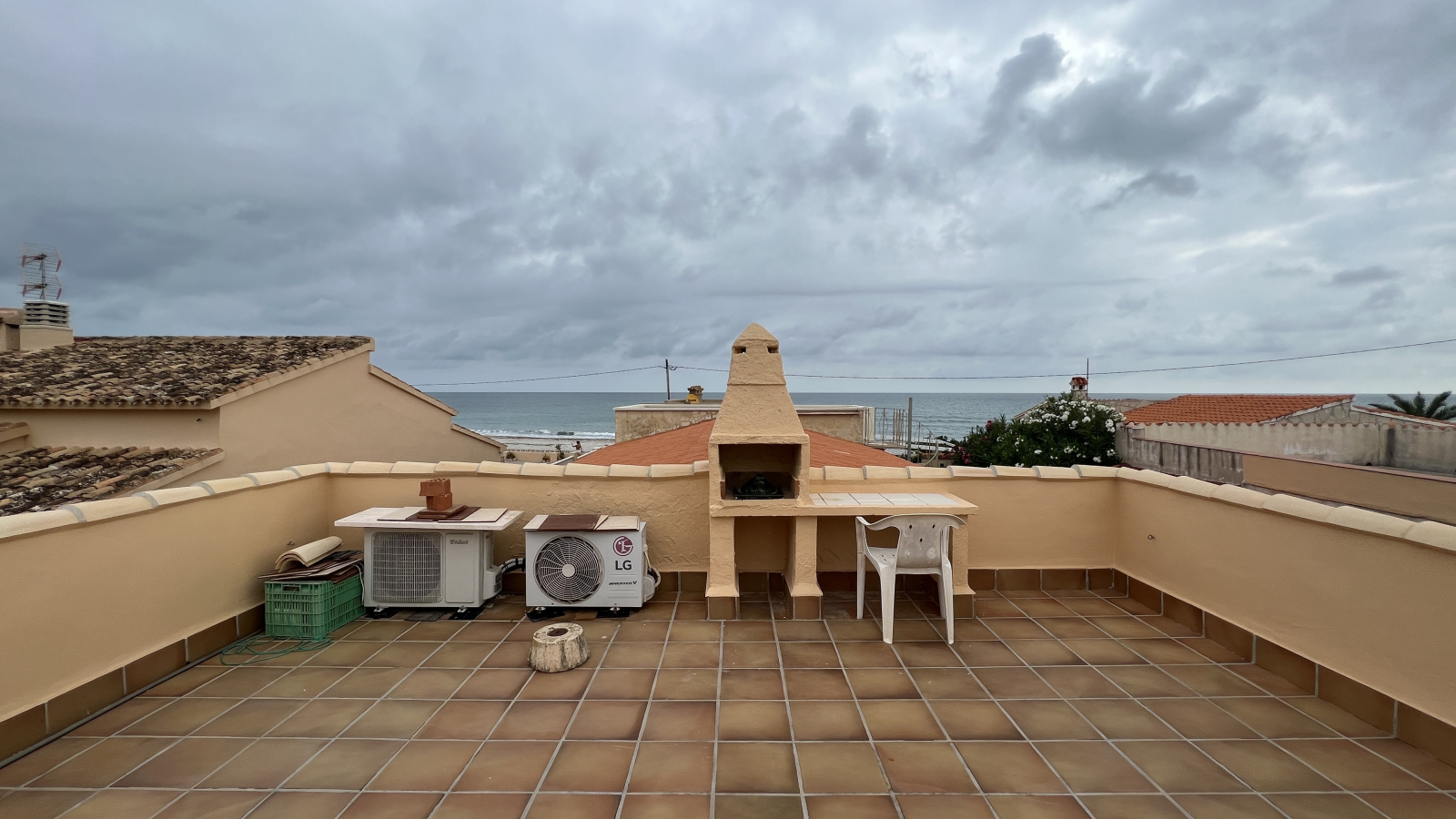 casa de 2 dormitorios en buen estado directamente en el mar Mediterráneo, terraza en la azotea con vistas al mar, patio privado