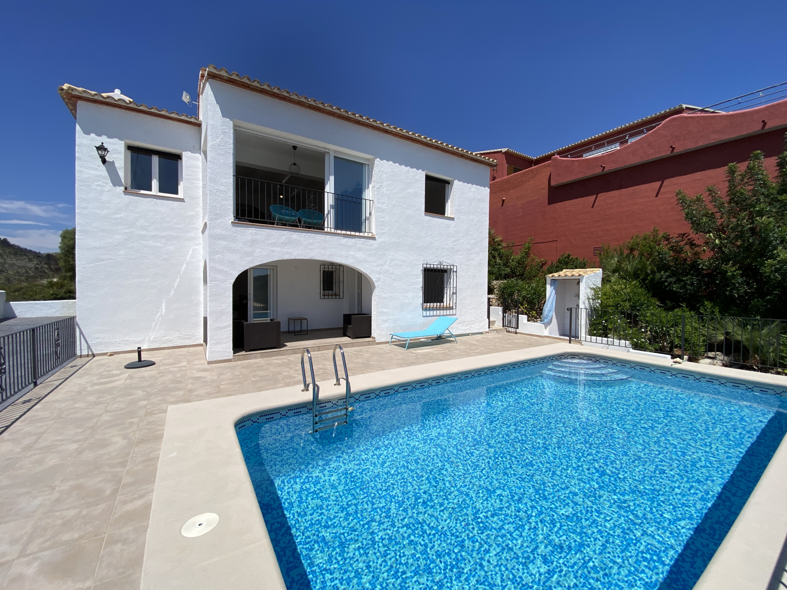 Villa de ensueño, soleada, vistas al mar, piscina, zona residencial tranquila, bonita zona de barbacoa, carport, etc.
